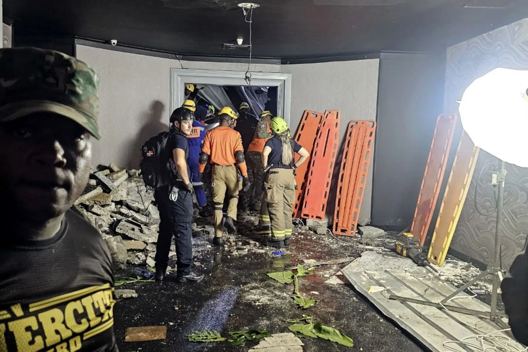 Imagen difundida por Prensa Servicio 911 que muestra a personal de Defensa Civil y bomberos inspeccionando la discoteca Jet Set tras el derrumbe de su techo, en Santo Domingo, el 8 de abril de 2025. Foto: AFP