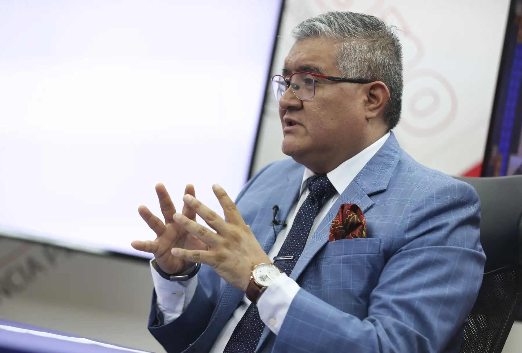 Juan Carlos Castro Vargas, ministro del Ambiente, aborda el tema de la gestión de residuos sólidos en Perú durante una entrevista en Andina al Día. Foto: ANDINA/Jhonel Rodríguez Robles