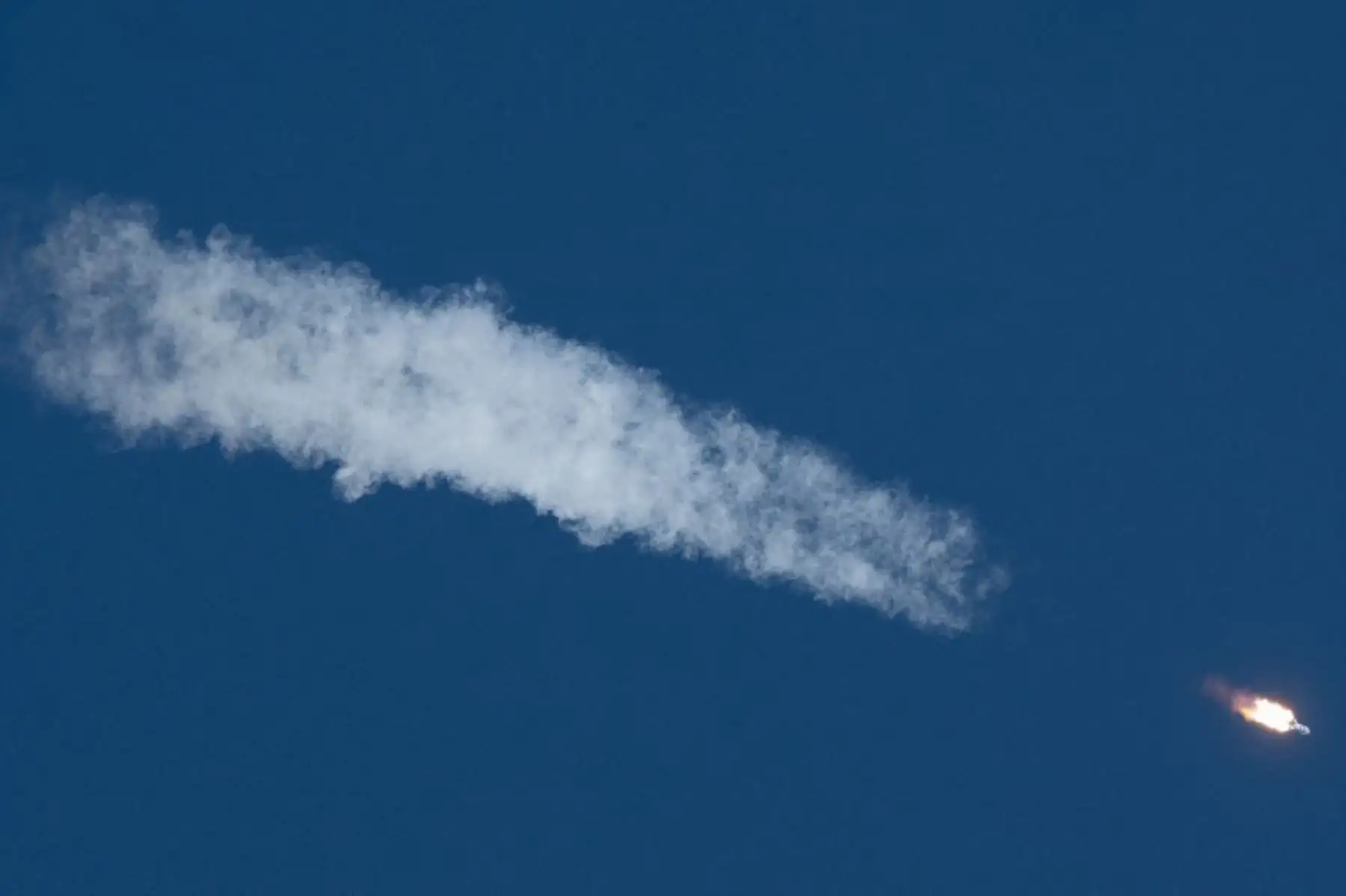 Fotografía publicada por la NASA el 8 de abril de 2025, muestra la nave espacial Soyuz MS-27 tras despegar de la plataforma de lanzamiento rumbo a la Estación Espacial Internacional (EEI) en el cosmódromo de Baikonur, Kazajistán, arrendado por Rusia. Foto: AFP / NASA / Joel Kowsky