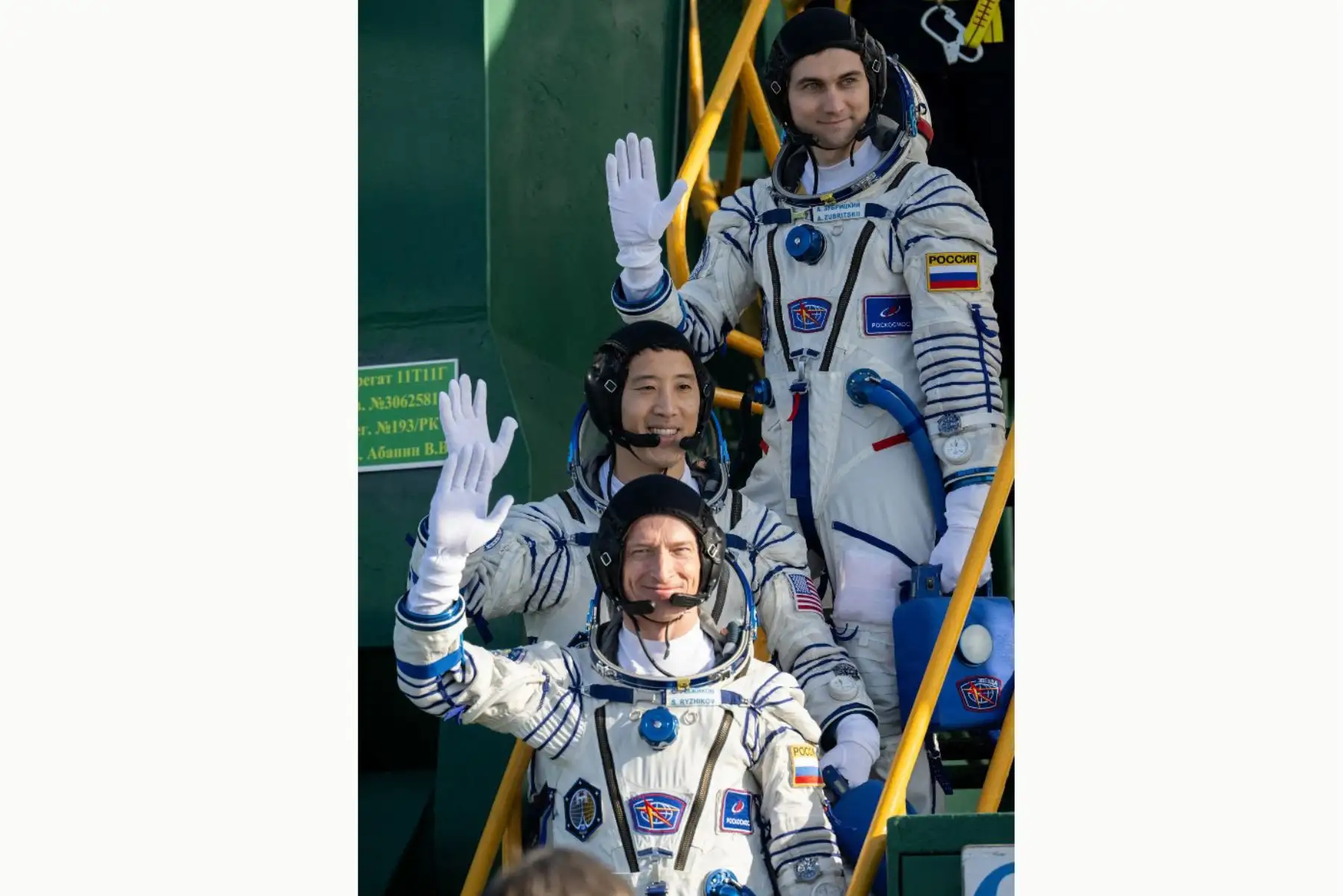Fotografía de la NASA del 8 de abril de 2025, muestra a la tripulación, que incluye a los cosmonautas de la 73.ª expedición de Roscosmos, Sergey Ryzhikov, Alexey Zubritskiy  y el astronauta estadounidense de la NASA, Jonathan Yong "Jonny" Kim (centro), se despiden antes del despegue de la nave espacial Soyuz MS-27 desde la plataforma de lanzamiento del cosmódromo de Baikonur, Kazajistán  con destino a la Estación Espacial Internacional (EEI).  Foto: AFP / NASA / Joel Kowsky