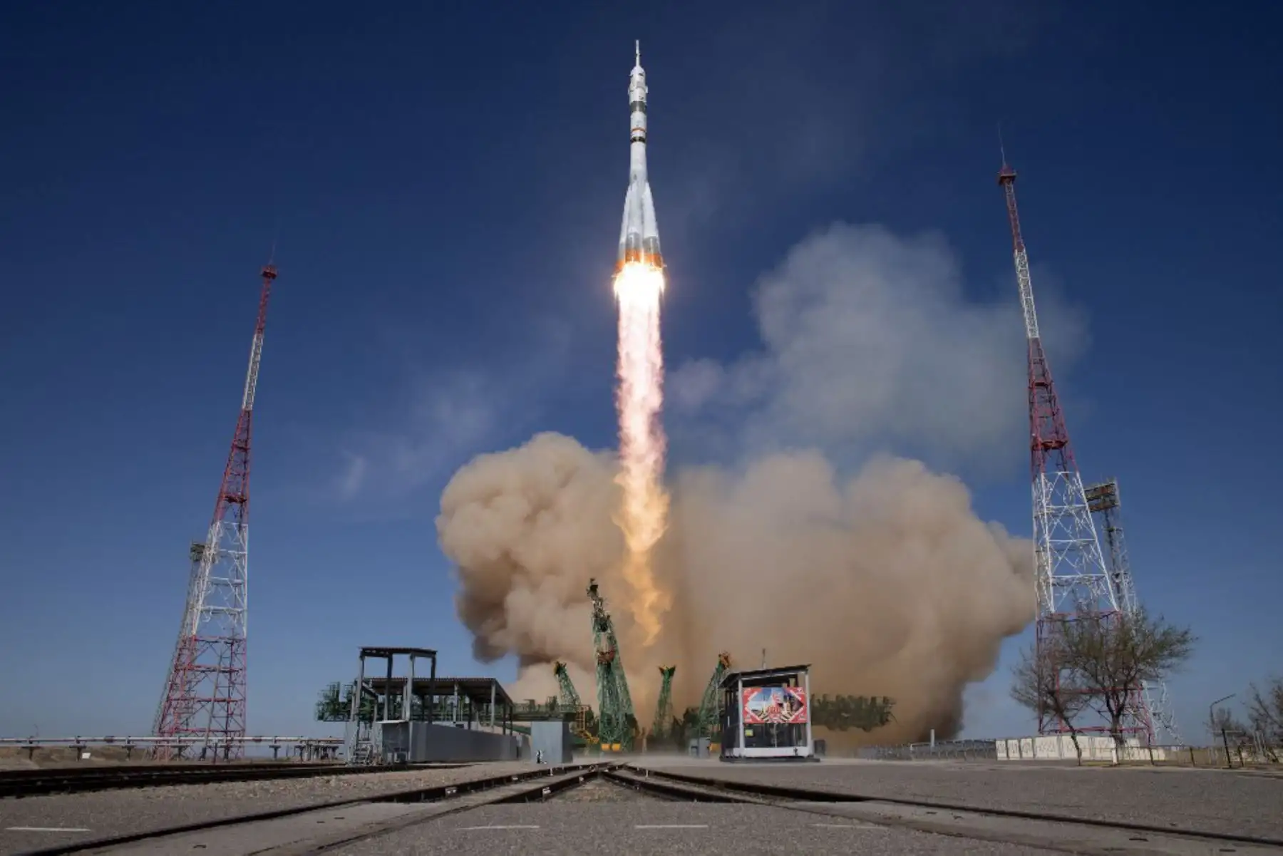Fotografía de la NASA del 8 de abril de 2025, muestra la nave espacial Soyuz MS-27 despegando de la plataforma de lanzamiento rumbo a la Estación Espacial Internacional (EEI) en el cosmódromo de Baikonur, Kazajistán. Foto: AFP / NASA / Joel Kowsky