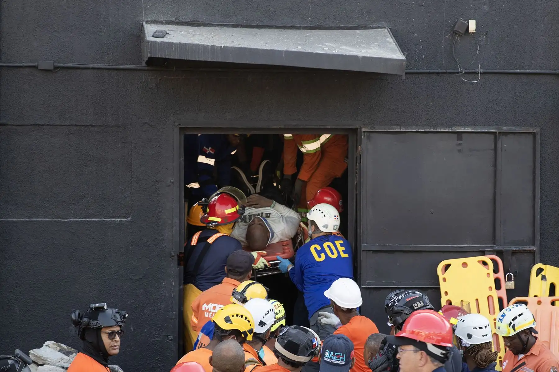 Integrantes del cuerpo de bomberos y de rescate evacuan a un herido este martes, en la discoteca Jet Set en Santo Domingo (República Dominicana). Foto: AFP