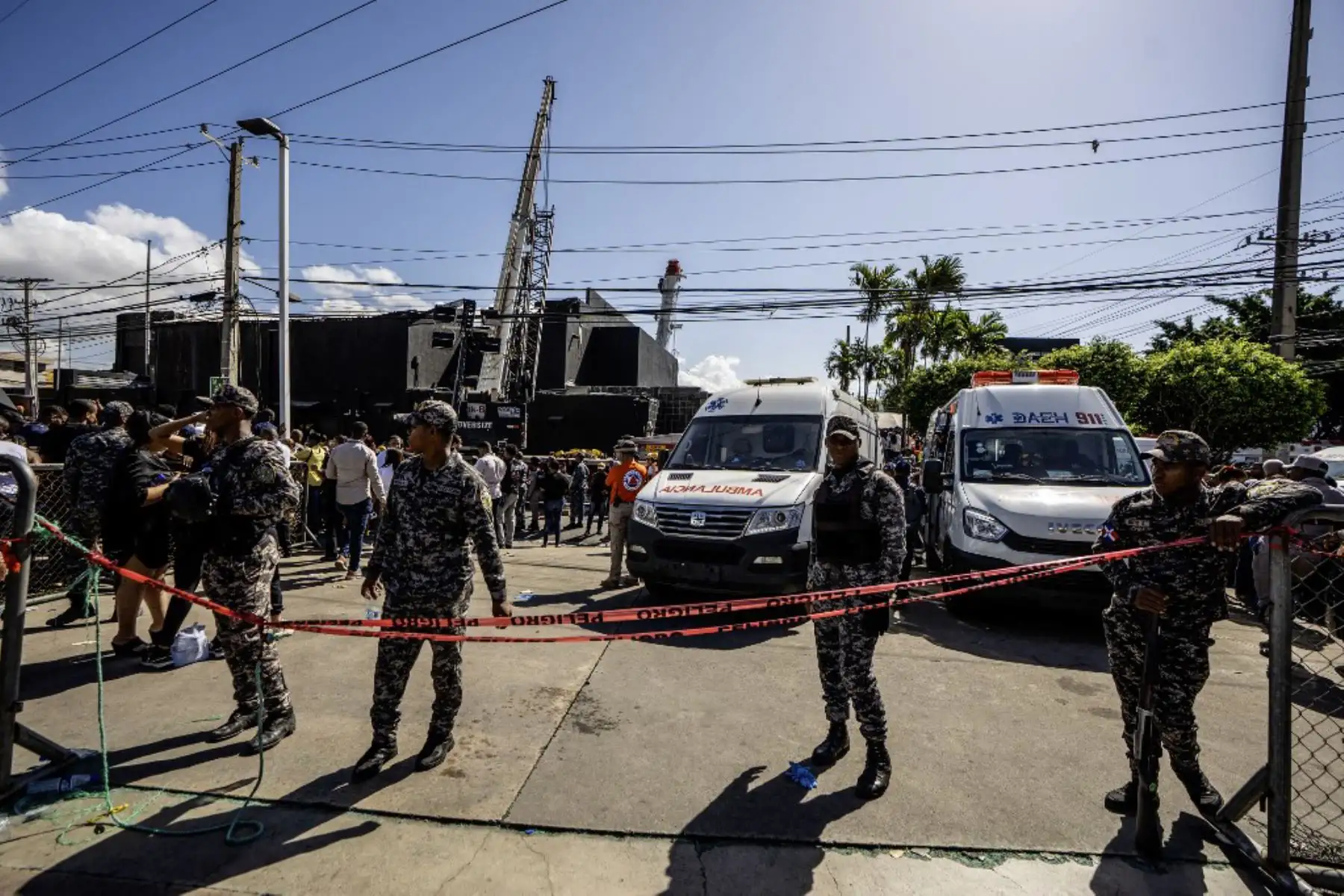 Miembros de la Policía Nacional vigilan el exterior de la discoteca Jet Set tras el derrumbe de su techo, en Santo Domingo. Foto: AFP
