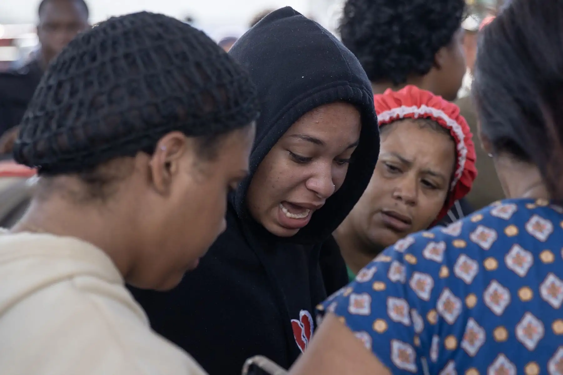 Una mujer se lamenta este martes, en Santo Domingo (República Dominicana). El número de muertos por el desplome del techo de una popular discoteca de la capital dominicana se eleva por el momento a 44, mientras que los heridos superan el centenar y hay una cifra indeterminada de personas atrapadas entre los escombros, según los últimos datos provisionales del Centro de Operaciones de Emergencias (COE). Foto: EFE