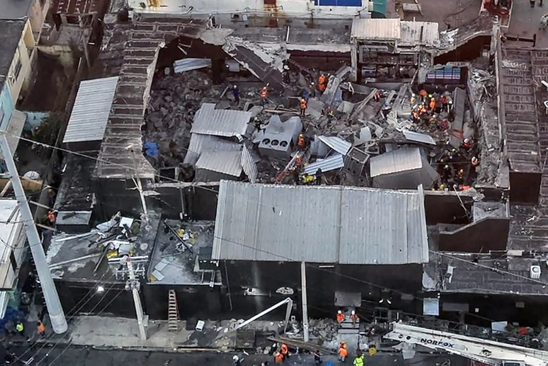 Vista aérea de la discoteca Jet Set tras el derrumbe de su techo, en Santo Domingo, el 8 de abril de 2025. El martes, los rescatistas se apresuraron a encontrar sobrevivientes entre los escombros de una discoteca de República Dominicana donde al menos 44 personas
