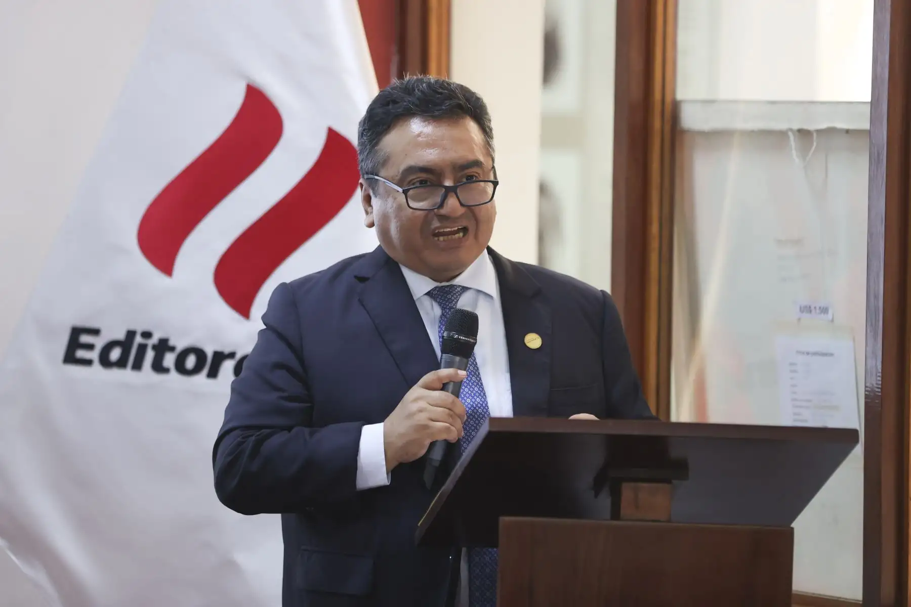 Félix Paz, director de El Peruano, inauguró la exposición. Como parte de la conmemoración de sus 200 de fundación, el Diario Oficial El Peruano, organiza la exposición 