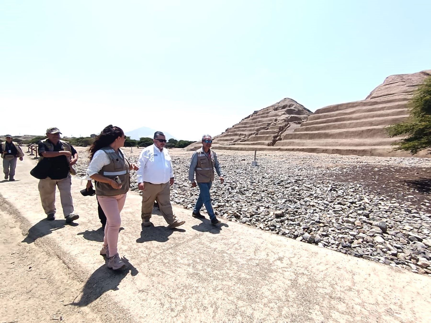 El ministro de Cultura, Fabricio Valencia, cumple una visita de trabajo en La Libertad y encabezó la supervisión de las acciones de protección de sitios arqueológicos como Chan Chan, ubicado en la provincia de Trujillo. ANDINA/Difusión