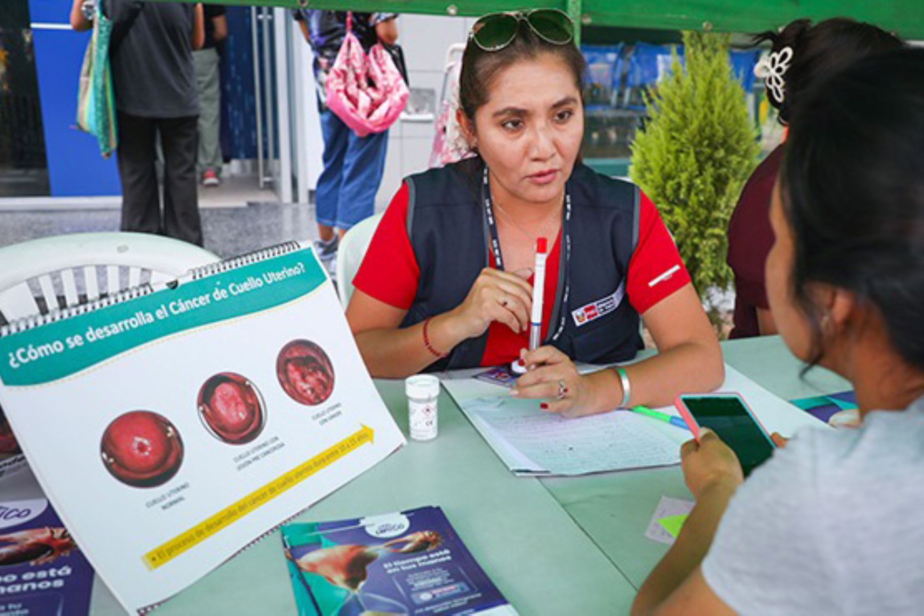 Personal del Minsa orienta a la población sobre la importancia de la detección temprana del cáncer de cuello uterino. Foto: ANDINA/Difusión