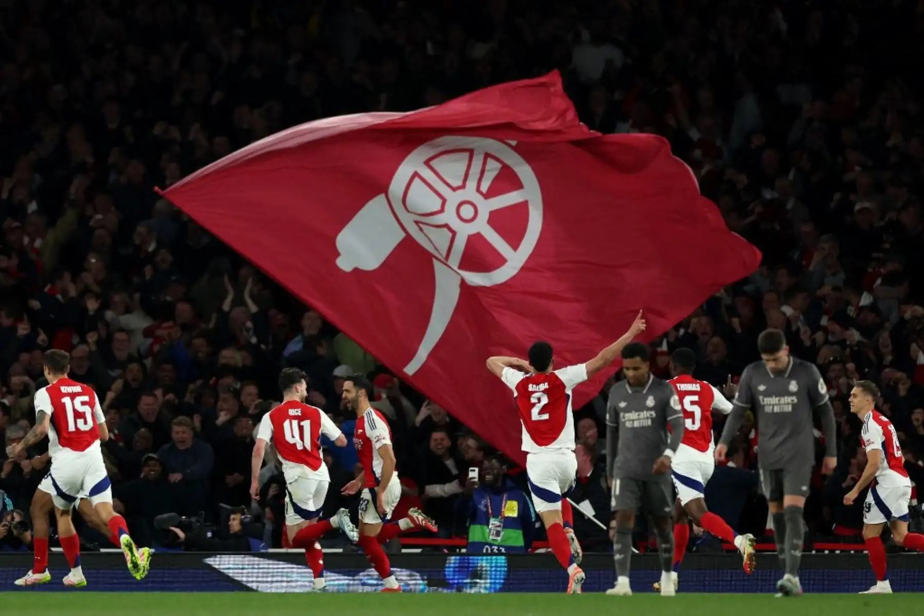 El centrocampista español del Arsenal, Mikel Merino (centro derecha), celebra el tercer gol del equipo durante el partido de ida de los cuartos de final de la Liga de Campeones de la UEFA entre el Arsenal y el Real Madrid, en el Emirates Stadium, en Londres, el 8 de abril de 2025. Foto: AFP
