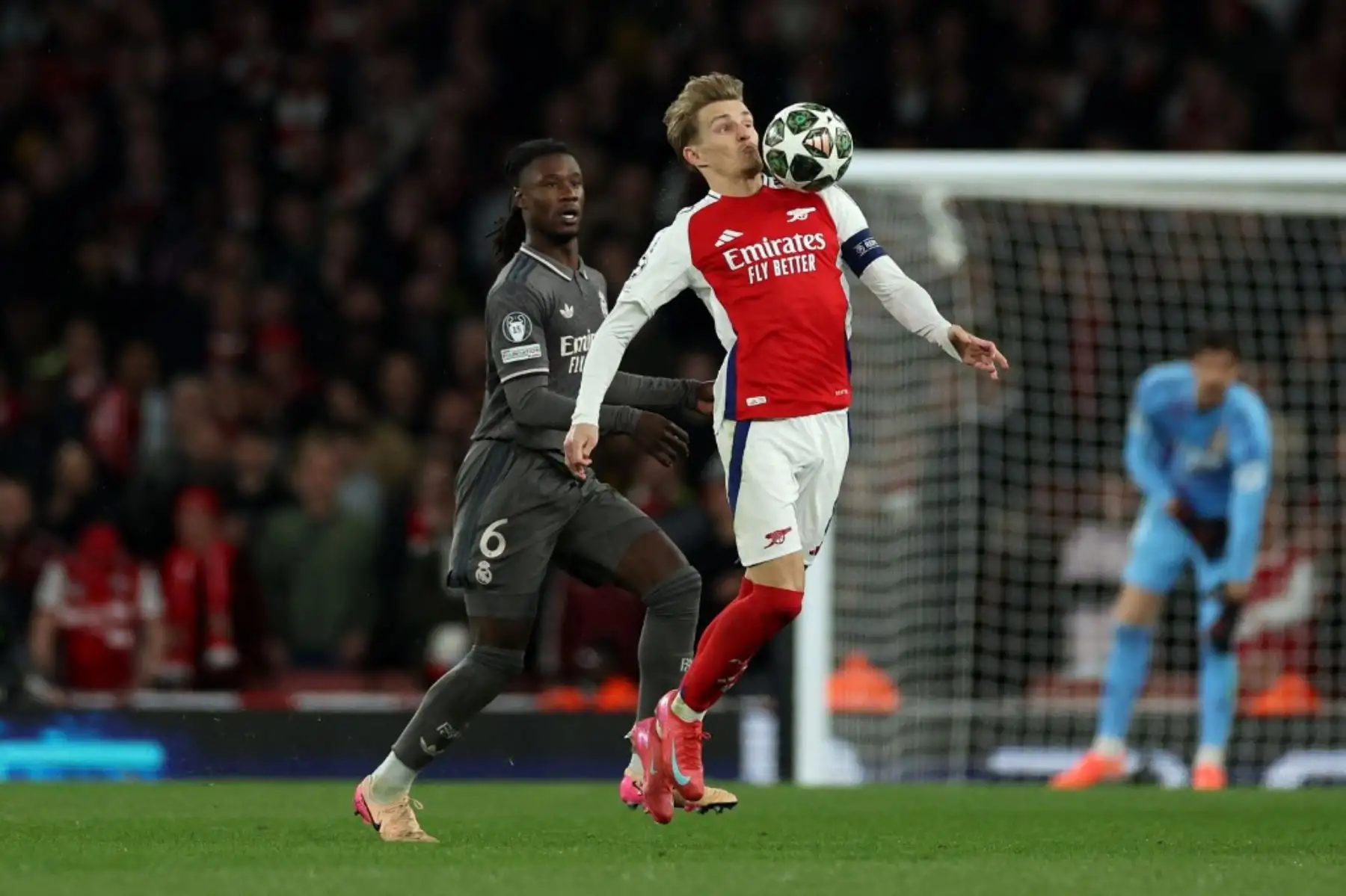 El centrocampista noruego del Arsenal, Martin Odegaard, controla el balón durante el partido de ida de los cuartos de final de la Liga de Campeones de la UEFA entre el Arsenal y el Real Madrid, en el Emirates Stadium, en Londres, el 8 de abril de 2025. Foto: AFP