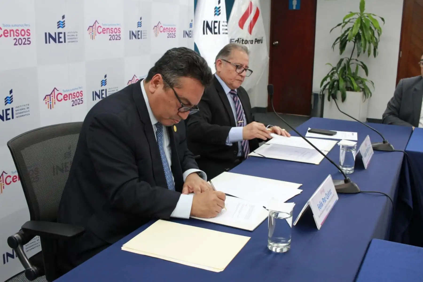 El gerente general y director de Medios Periodísticos de Editora Perú, Félix Paz, y el jefe del Instituto Nacional de Estadística e Informática INEI, Gaspar Morán, firmaron una carta de intención con el objetivo de fortalecer las actividades de difusión que se realicen en el marco de los Censos Nacionales 2025: XIII de Población, VIII de Vivienda y IV de Comunidades Indígenas. Foto: ANDINA/Verónica Calderón