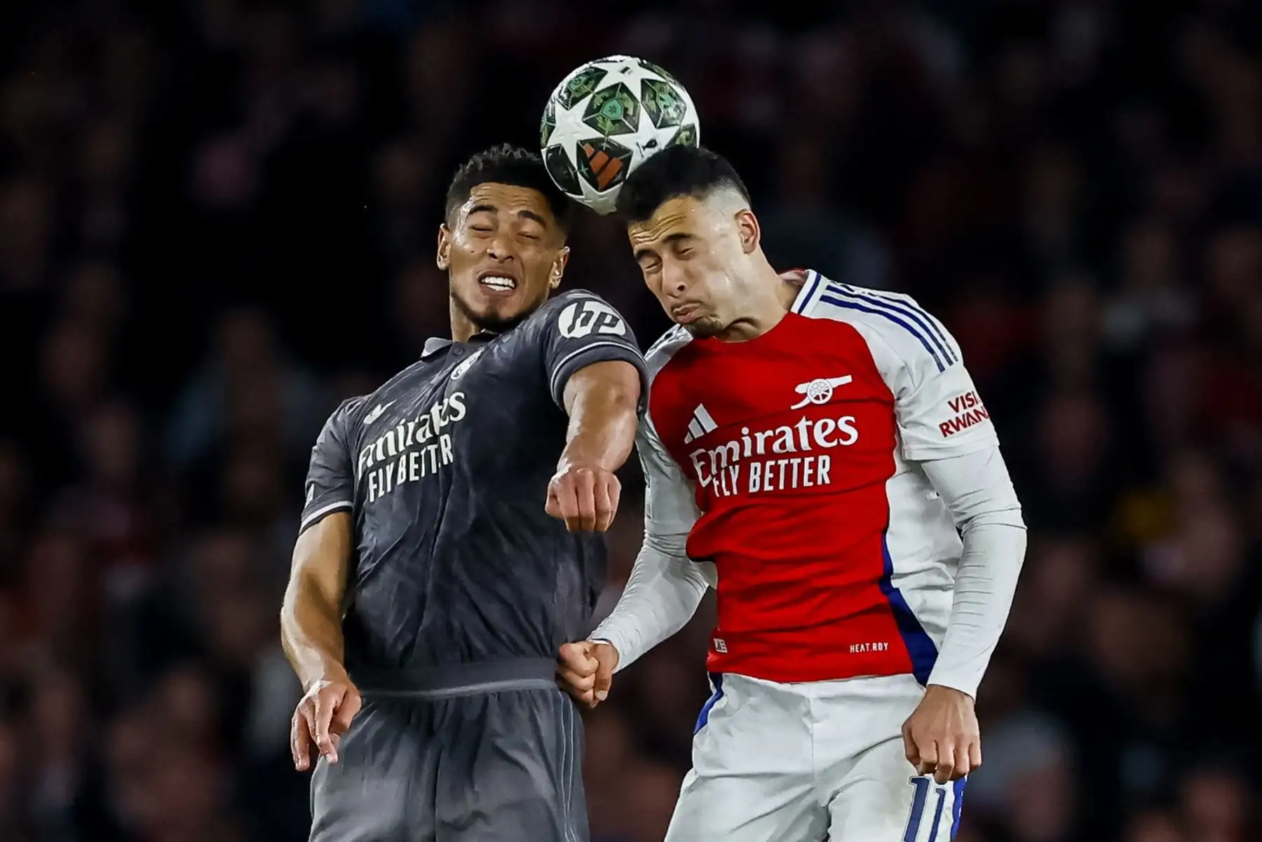 Gabriel Martinelli del Arsenal en acción contra Jude Bellingham del Real Madrid, durante el partido de ida de los cuartos de final de la UEFA Champions League entre el Arsenal FC y el Real Madrid en Londres, Gran Bretaña. Foto: EFE