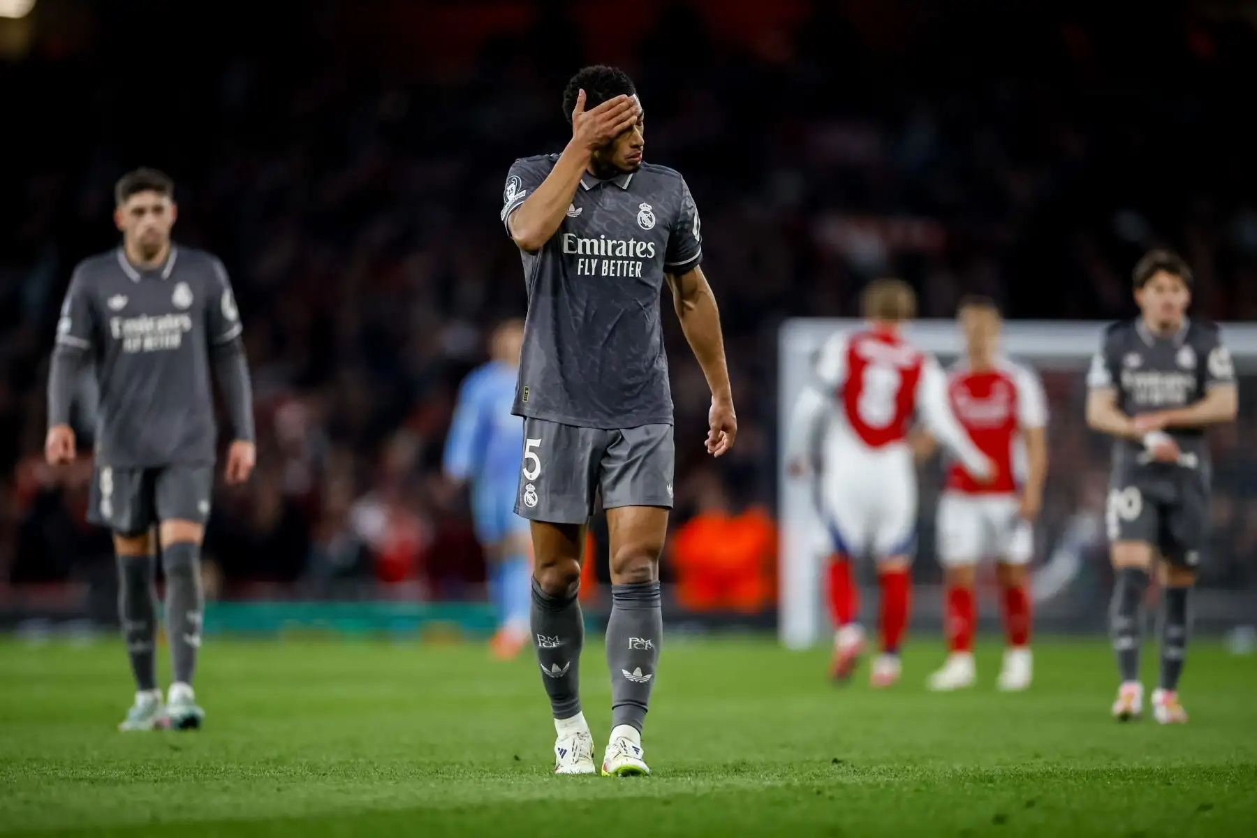 Jude Bellingham del Real Madrid (se seca la cara tras perder el partido de ida de los cuartos de final de la UEFA Champions League entre el Arsenal FC y el Real Madrid en Londres, Gran Bretaña. Foto: EFE