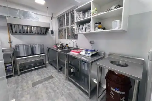 El nuevo servicio de alimentación escolar contará con cocinas y almacenes completamente equipados. Foto: MIDIS/Difusión.