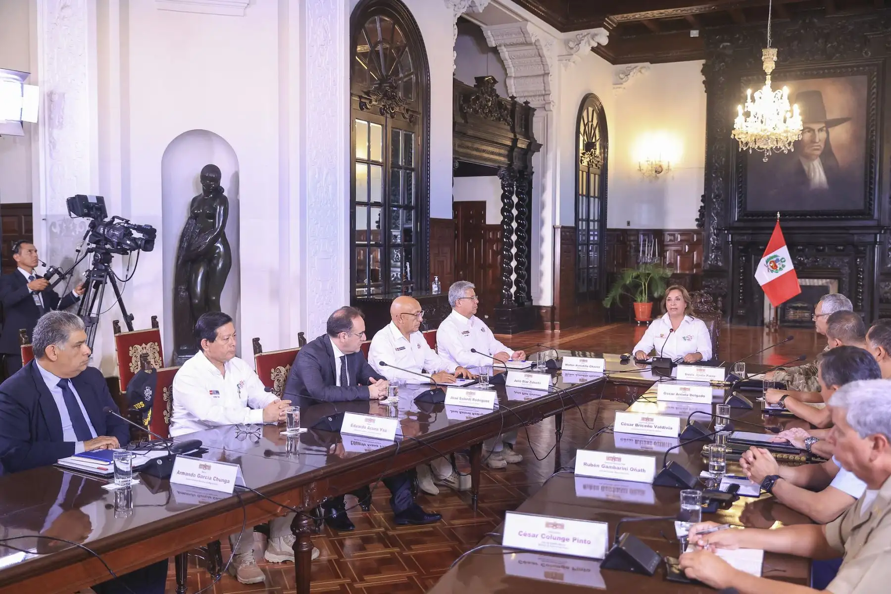 La presidenta de la República, Dina Ercilia Boluarte Zegarra, lideró una nueva sesión del Cuarto de Guerra contra la Delincuencia, junto a los altos mandos de la Policía Nacional, las Fuerzas Armadas y ministros de Estado, desde Palacio de Gobierno. Foto: ANDINA/Presidencia