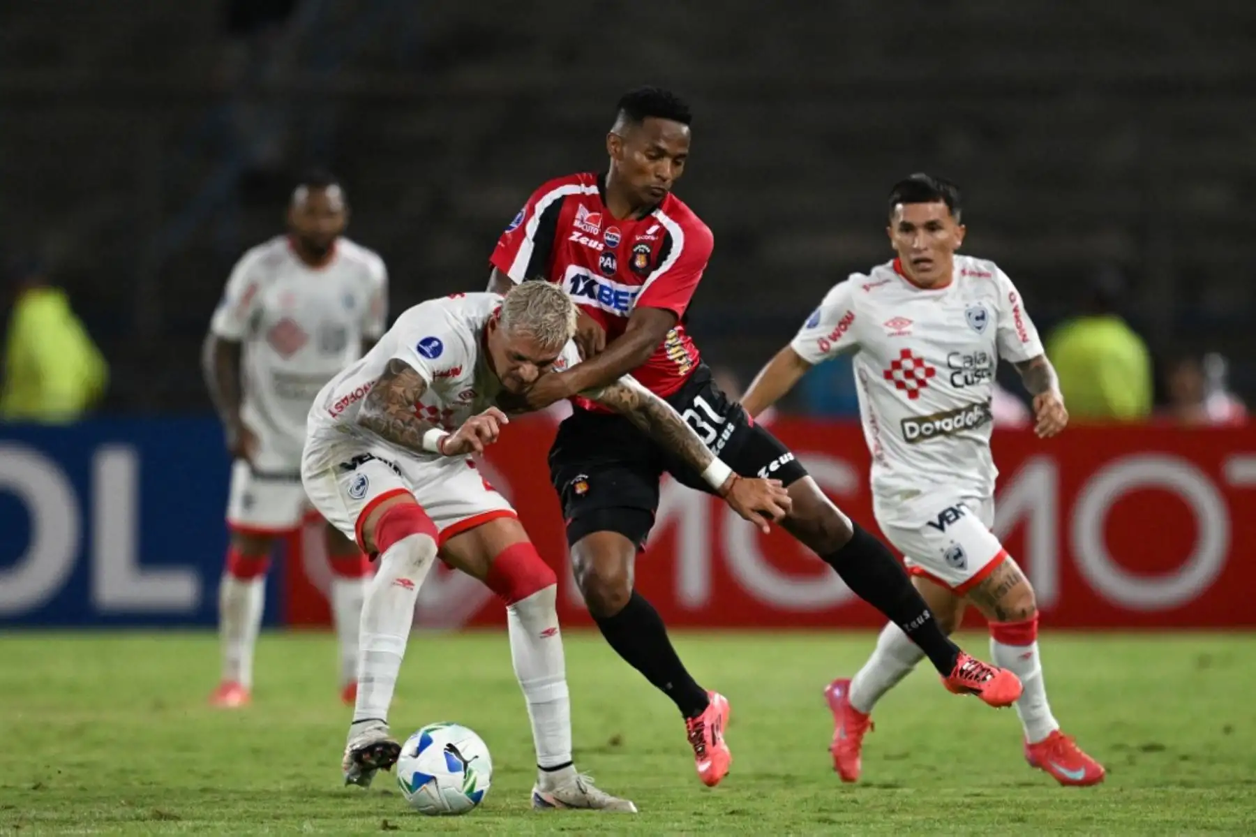 El delantero ecuatoriano de Cienciano, Carlos Garcés, y el delantero de Caracas, José Hernández, luchan por el balón durante el partido de fútbol de la fase de grupos de la Copa Sudamericana entre el Caracas FC de Venezuela y Cienciano en el estadio Olímpico UCV en Caracas el 8 de abril de 2025.Foto: AFP