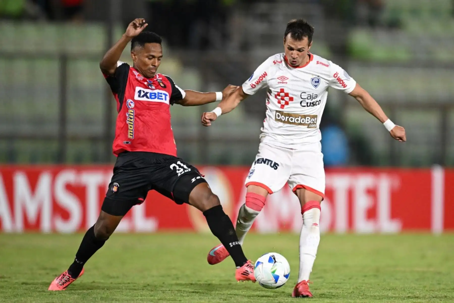 El delantero del Caracas, José Hernández, y el delantero argentino del Cienciano, Juan Bautista Romagnoli, luchan por el balón durante el partido de fútbol de la fase de grupos de la Copa Sudamericana entre el Caracas FC de Venezuela y Cienciano en el estadio Olímpico UCV en Caracas el 8 de abril de 2025. Foto: AFP