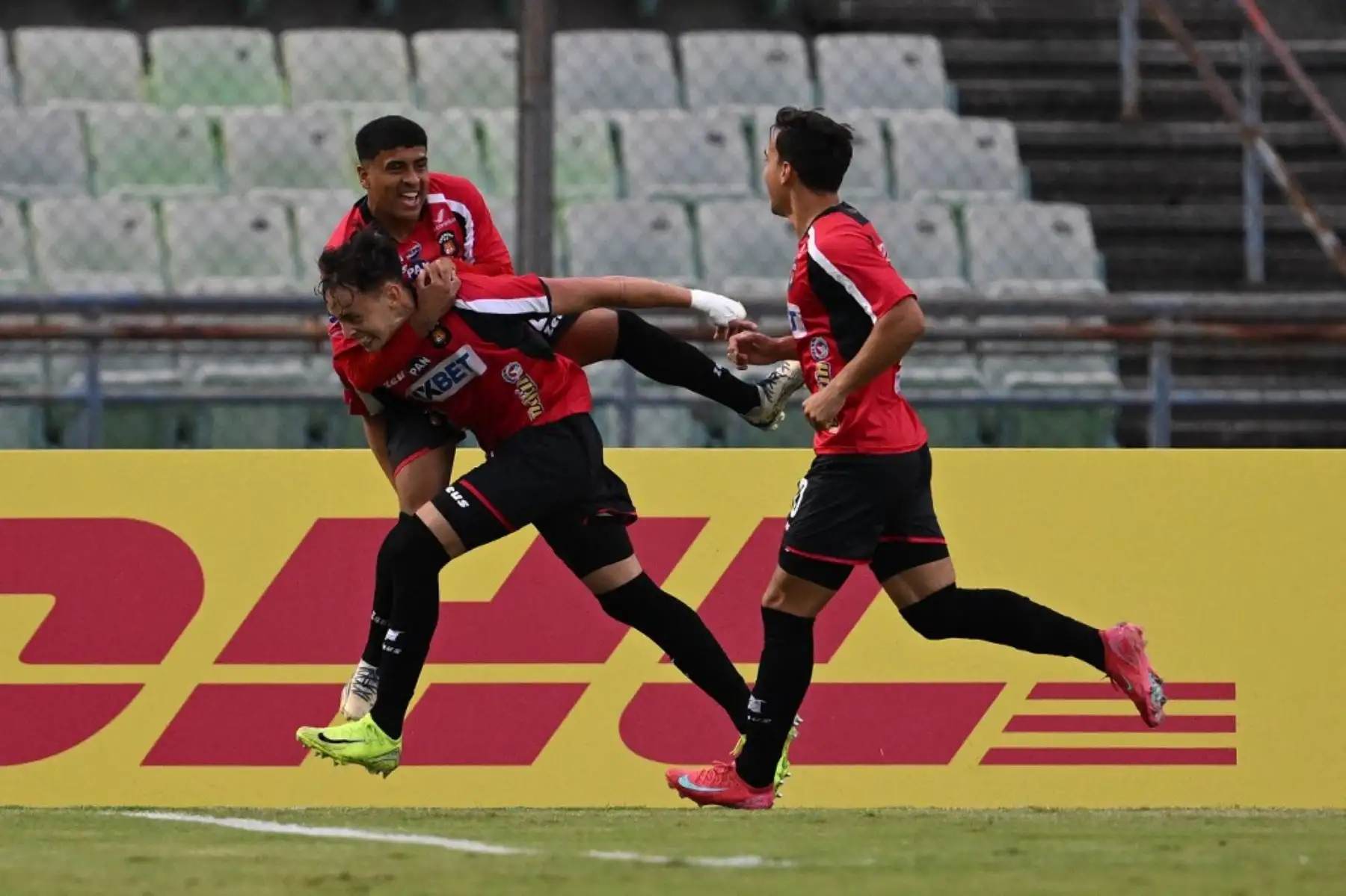 El delantero del Caracas, Lucciano Reinoso, celebra con sus compañeros de equipo después de anotar durante el partido de fútbol de la fase de grupos de la Copa Sudamericana entre el Caracas FC de Venezuela y Cienciano en el estadio Olímpico UCV en Caracas el 8 de abril de 2025. Foto: AFP