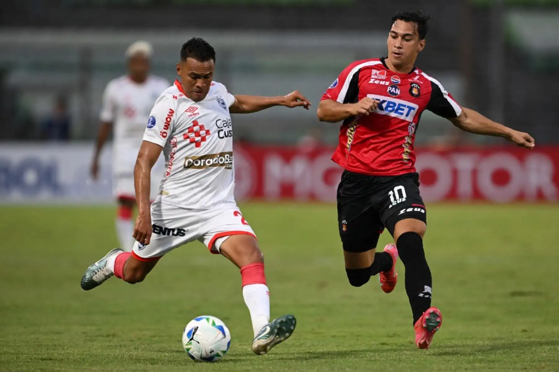 El mediocampista de Cienciano,, Luis Benítez, y el mediocampista de Caracas, Michael Covea, luchan por el balón durante el partido de fútbol de la fase de grupos de la Copa Sudamericana entre el Caracas FC de Venezuela y Cienciano en el estadio Olímpico UCV en Caracas el 8 de abril de 2025. Foto: AFP