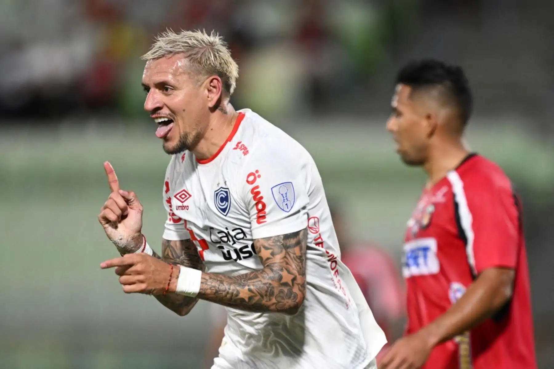 El delantero ecuatoriano de Cienciano, Carlos Garcés, celebra después de marcar su primer gol durante el partido de fútbol de la fase de grupos de la Copa Sudamericana entre el Caracas FC de Venezuela y Cienciano de Perú en el estadio Olímpico UCV en Caracas el 8 de abril de 2025. Foto: AFP