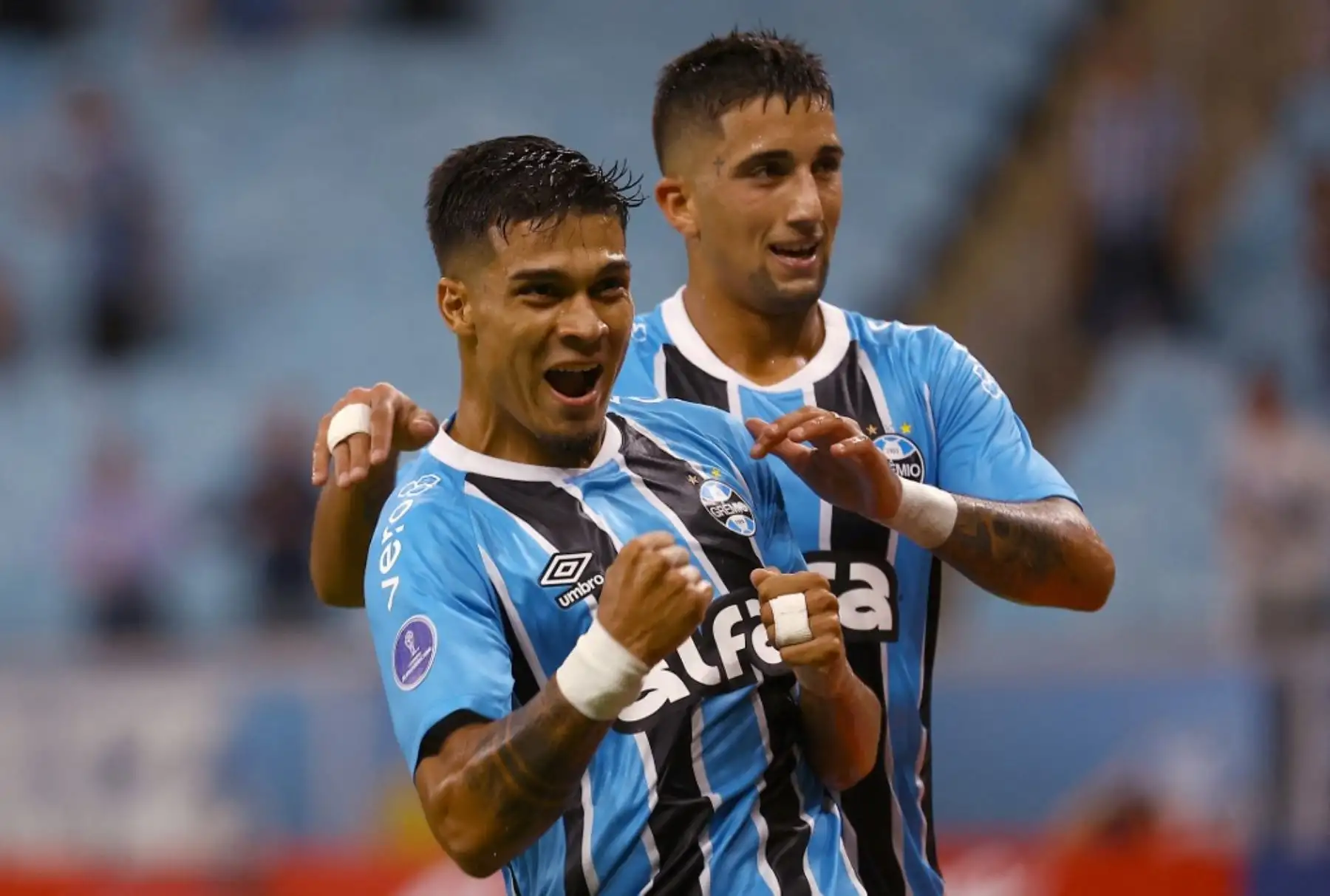 El delantero uruguayo de Gremio, Matías Arezo, celebra después de marcar el primer gol de su equipo durante el partido de fútbol de la fase de grupos de la Copa Sudamericana entre Gremio de Brasil y Atlético Grau de Perú en el estadio Arena do Gremio en Porto Alegre, Brasil, el 8 de abril de 2025. Foto: AFP