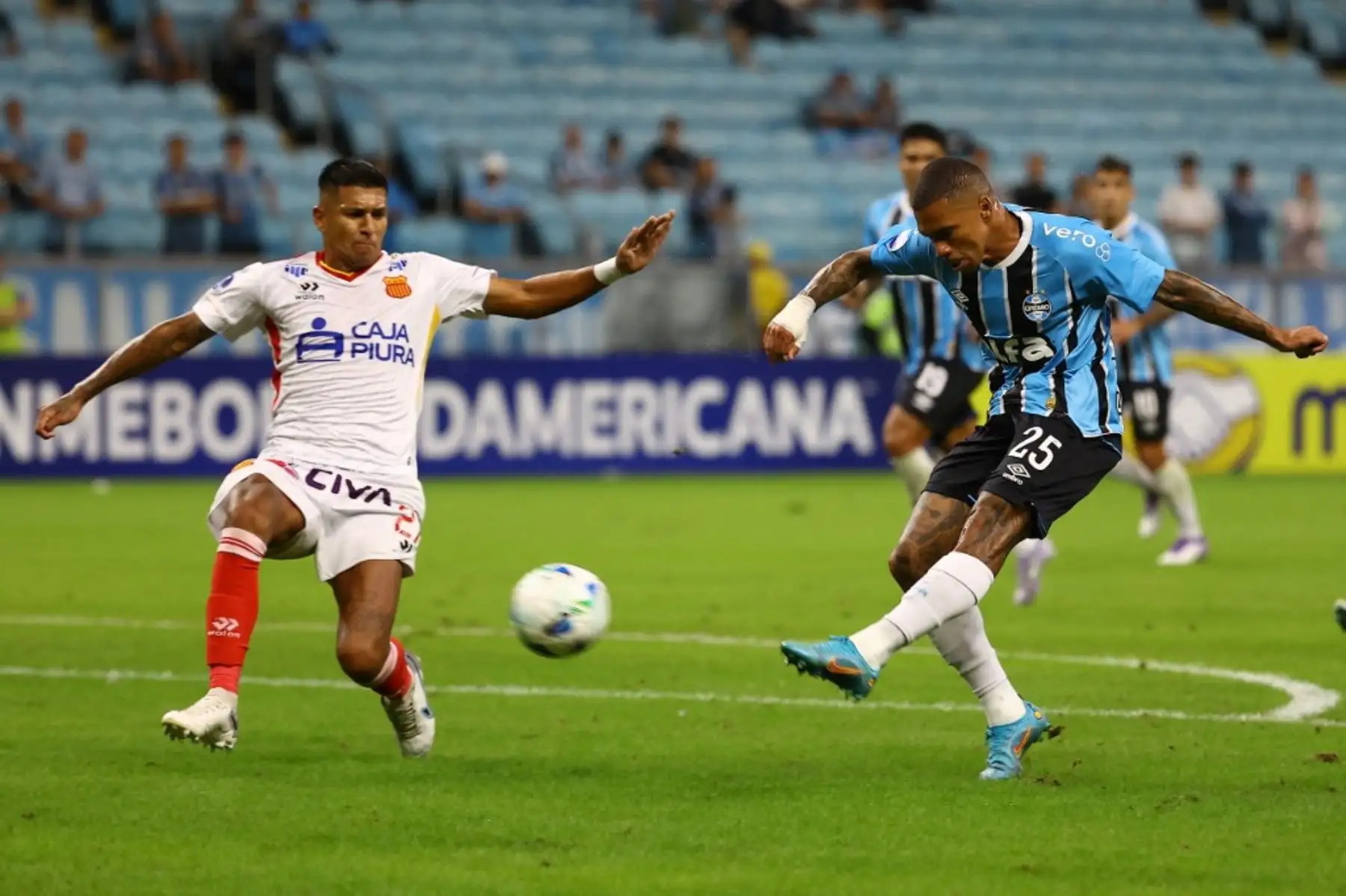 El mediocampista del Atlético Grau, César Vásquez, y el defensor del Gremio, Lucas Esteves, luchan por el balón durante el partido de fútbol de la fase de grupos de la Copa Sudamericana entre el Gremio de Brasil y el Atlético Grau de Perú en el estadio Arena do Gremio en Porto Alegre, Brasil, el 8 de abril de 2025. Foto: AFP