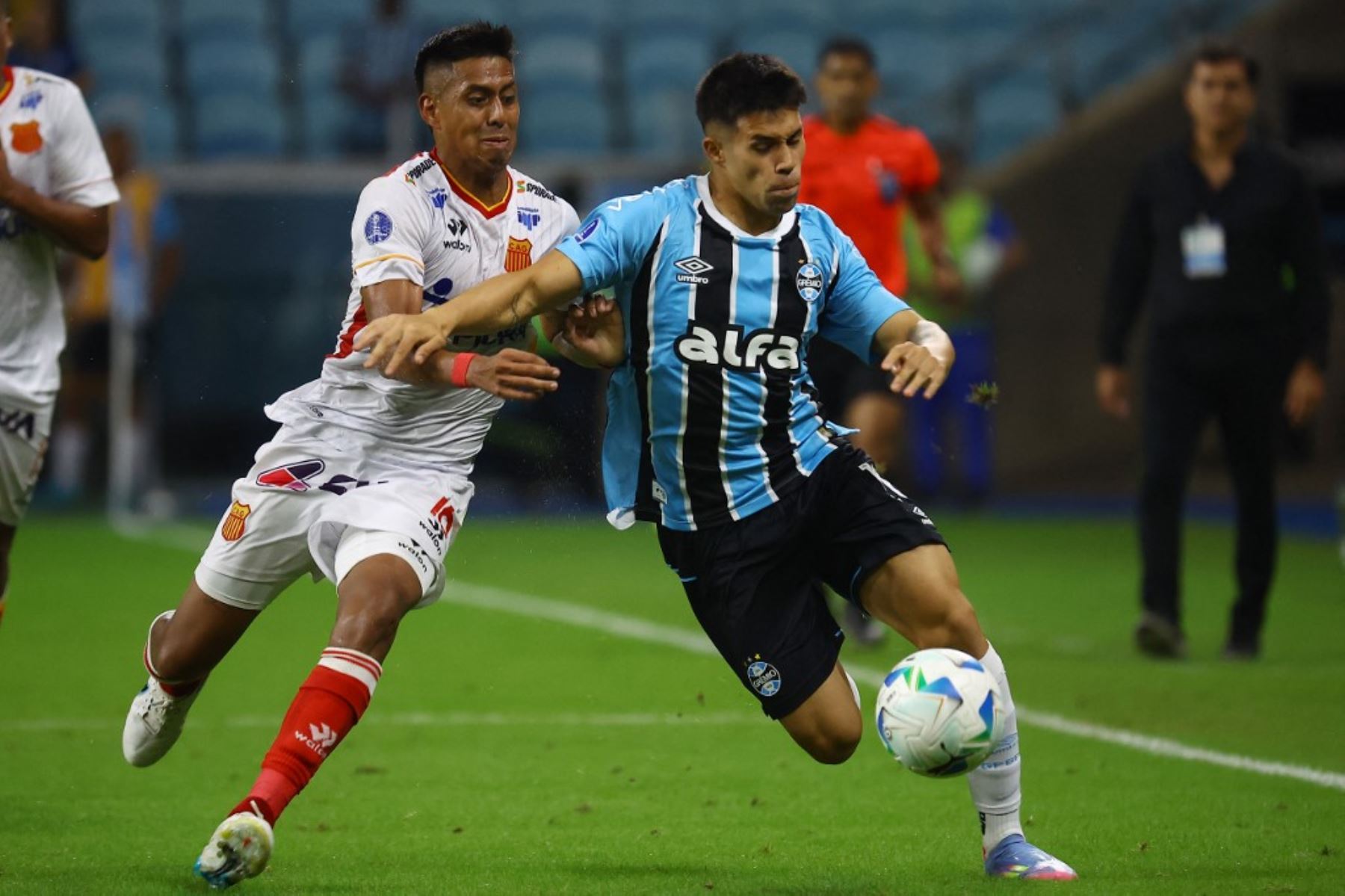 El defensa del Atlético Grau, Fabio Rojas, y el delantero chileno del Gremio, Alexander Aravena, luchan por el balón durante el partido de fútbol de la fase de grupos de la Copa Sudamericana entre el Gremio de Brasil y el Atlético Grau de Perú en el estadio Arena do Gremio en Porto Alegre, Brasil, el 8 de abril de 2025. Foto: AFP