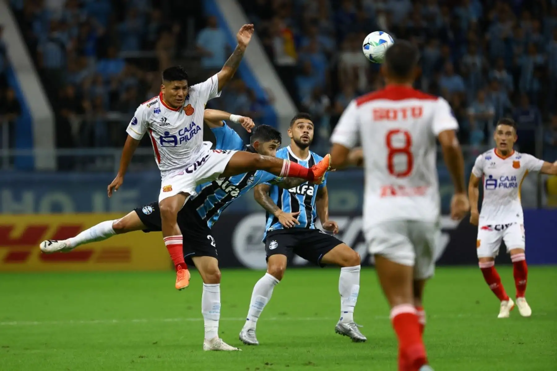El defensa del Atlético Grau, Elsar Rodas, y el delantero paraguayo del Gremio, Mathias Villasanti, luchan por el balón durante el partido de la fase de grupos de la Copa Sudamericana entre el Gremio de Brasil y el Atlético Grau de Perú en el estadio Arena do Gremio en Porto Alegre, Brasil, el 8 de abril de 2025. Foto: AFP