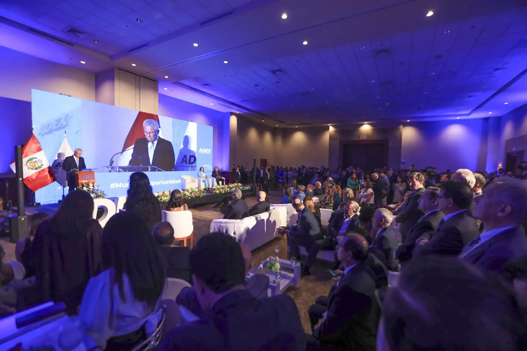 La presidenta de la República, Dina Ercilia Boluarte Zegarra, participó en la Ceremonia de Transferencia del Consejo Ejecutivo y Directivo 2025–2028 de la Asociación de Exportadores - ADEX, en San Borja. Foto: ANDINA/Presidencia