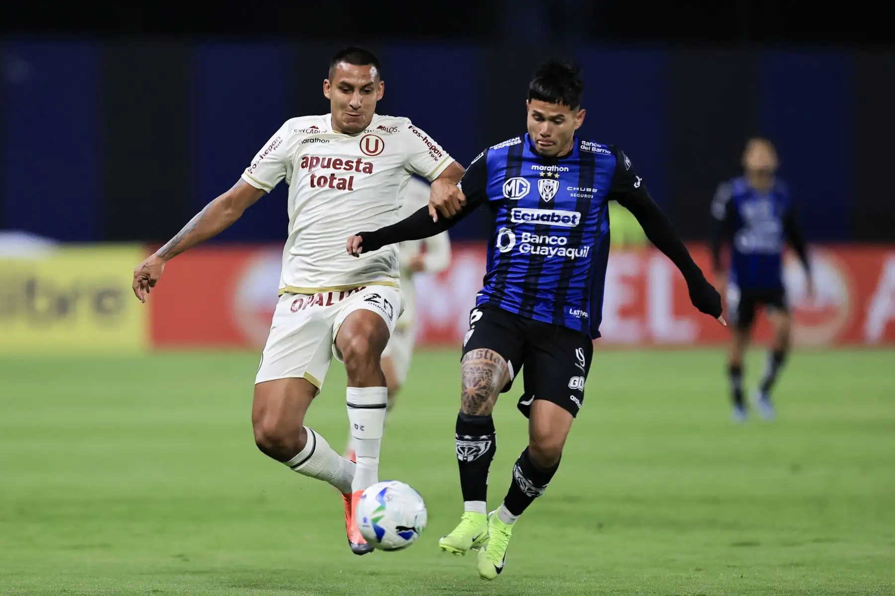 Jordy Alcívar de Independiente del Valle disputa el balón con Álex Valera de Universitario este martes 8 de abril de 2025, en el partido de la fase de grupos de la Copa Libertadores entre Independiente del Valle y Universitario en el estadio Banco Guayaquil en Quito, Ecuador. Foto: EFE