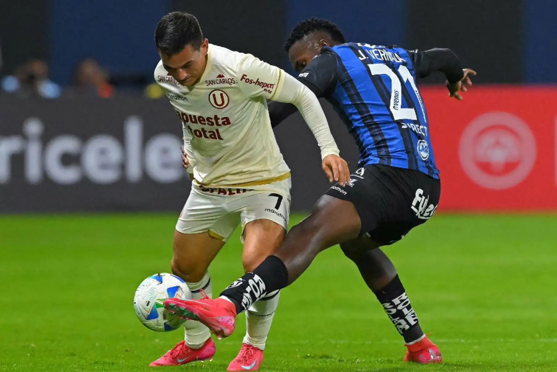 El mediocampista ecuatoriano de Universitario, Jairo Vélez, y el mediocampista de Independiente del Valle, Jean Pierre Arroyo, luchan por el balón durante el partido de fútbol de la fase de grupos de la Copa Libertadores entre Independiente del Valle de Ecuador y Universitario de Perú en el estadio Banco Guayaquil de Quito, el 8 de abril de 2025. Foto: AFP