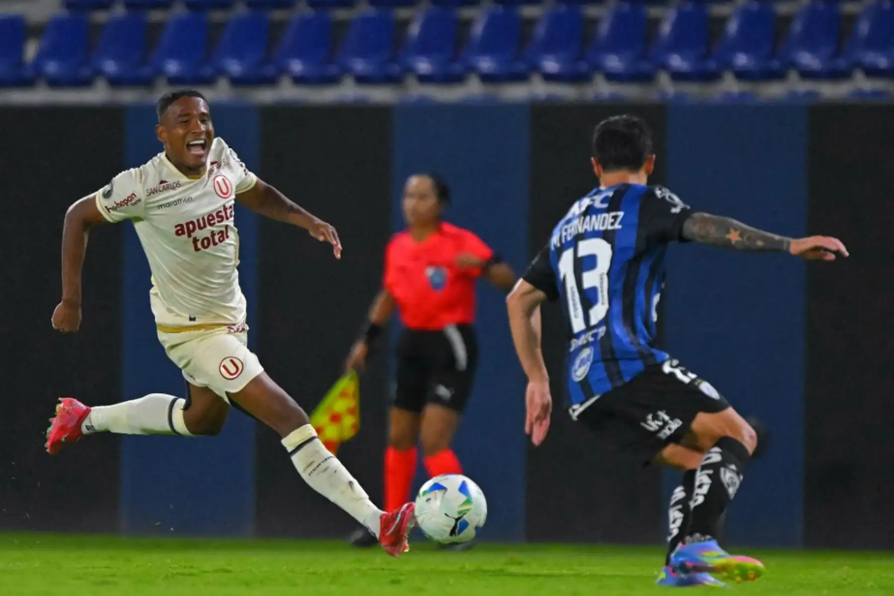 El defensor de Universitario, Nelson Cabanillas, y el defensor chileno de Independiente del Valle, Matías Fernández, luchan por el balón durante el partido de fútbol de la fase de grupos de la Copa Libertadores entre Independiente del Valle de Ecuador y Universitario de Perú en el estadio Banco Guayaquil de Quito, el 8 de abril de 2025. Foto: AFP