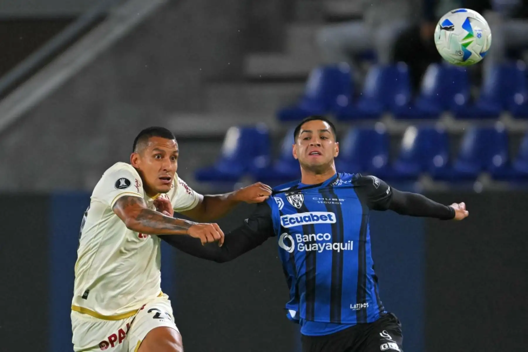 El delantero de Universitario, Alex Valera, y el defensor paraguayo de Independiente del Valle, Luis Zarate, luchan por el balón durante el partido de fútbol de la fase de grupos de la Copa Libertadores entre Independiente del Valle de Ecuador y Universitario de Perú en el estadio Banco Guayaquil de Quito, el 8 de abril de 2025. Foto: AFP