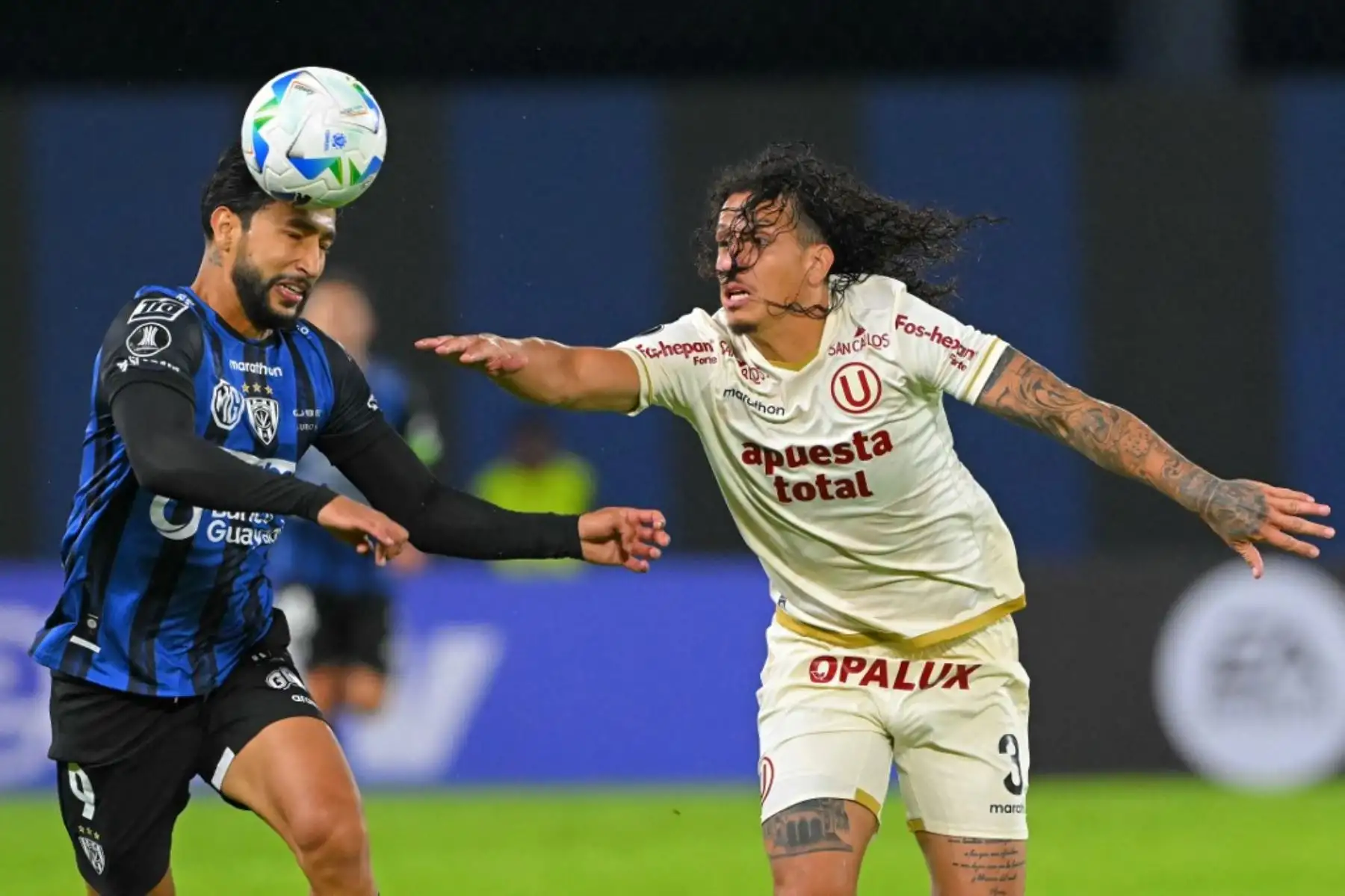 El delantero colombiano Jeison Medina de Independiente del Valle y el defensor paraguayo Williams Riveros de Universitario luchan por el balón durante el partido de fútbol de la fase de grupos de la Copa Libertadores entre Independiente del Valle de Ecuador y Universitario de Perú en el estadio Banco Guayaquil de Quito, el 8 de abril de 2025. Foto: AFP