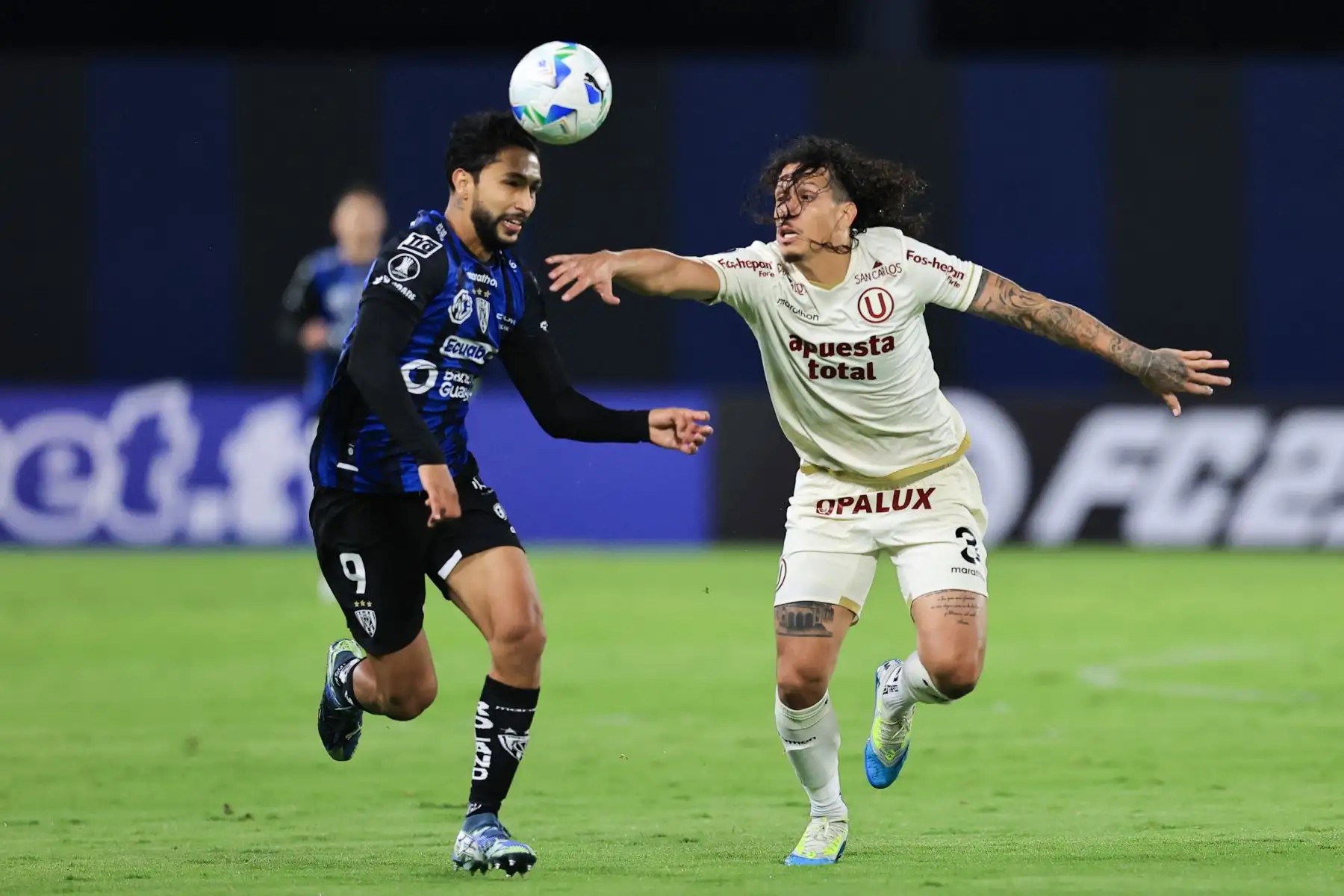 Jeison Medina (i) de Independiente del Valle disputa un balón con William Riveros de Universitario este martes, en un partido de la fase de grupos de la Copa Libertadores entre Independiente del Valle y Universitario de Perú en el estadio Banco Guayaquil en Quito (Ecuador). Foto: EFE