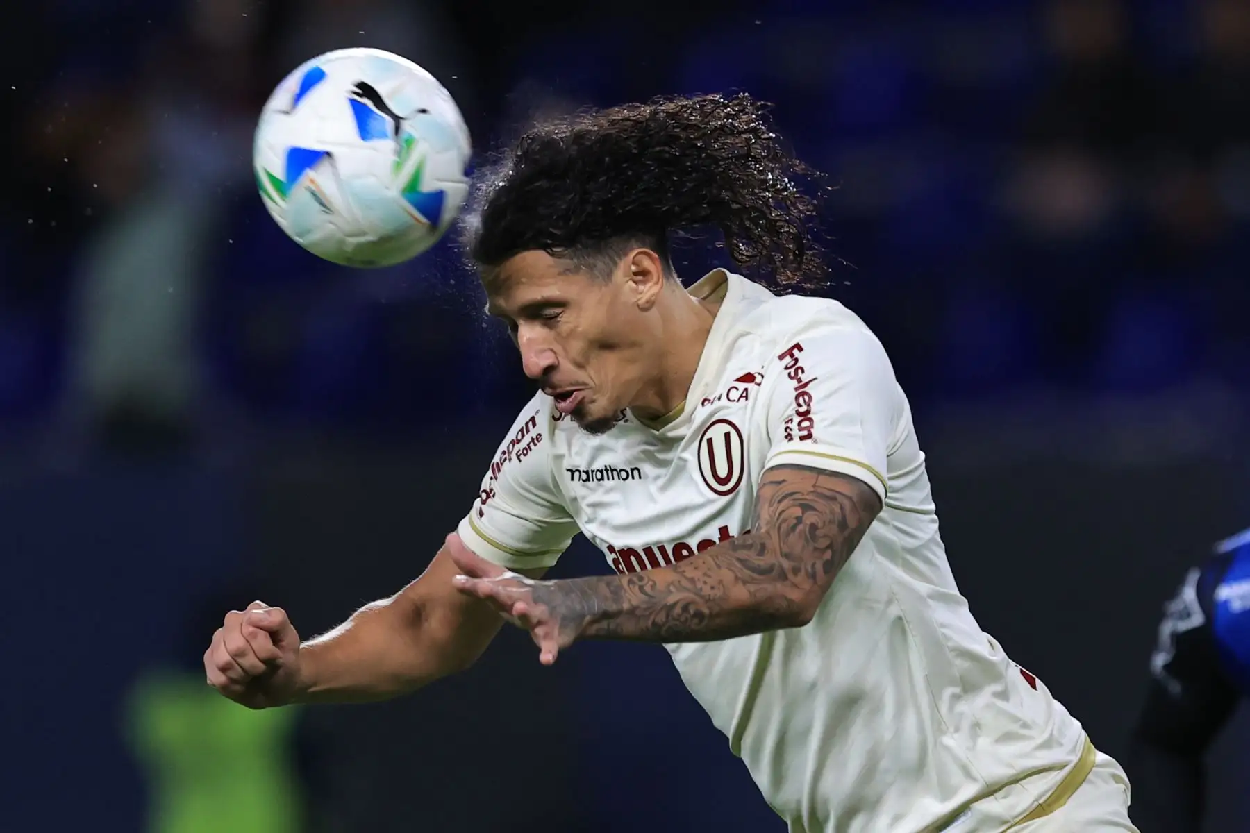 William Riveros de Universitario cabecea el balón durante el partido de la fase de grupos de la Copa Libertadores entre Independiente del Valle y Universitario de Perú en el estadio Banco Guayaquil en Quito, Ecuador. Foto: EFE