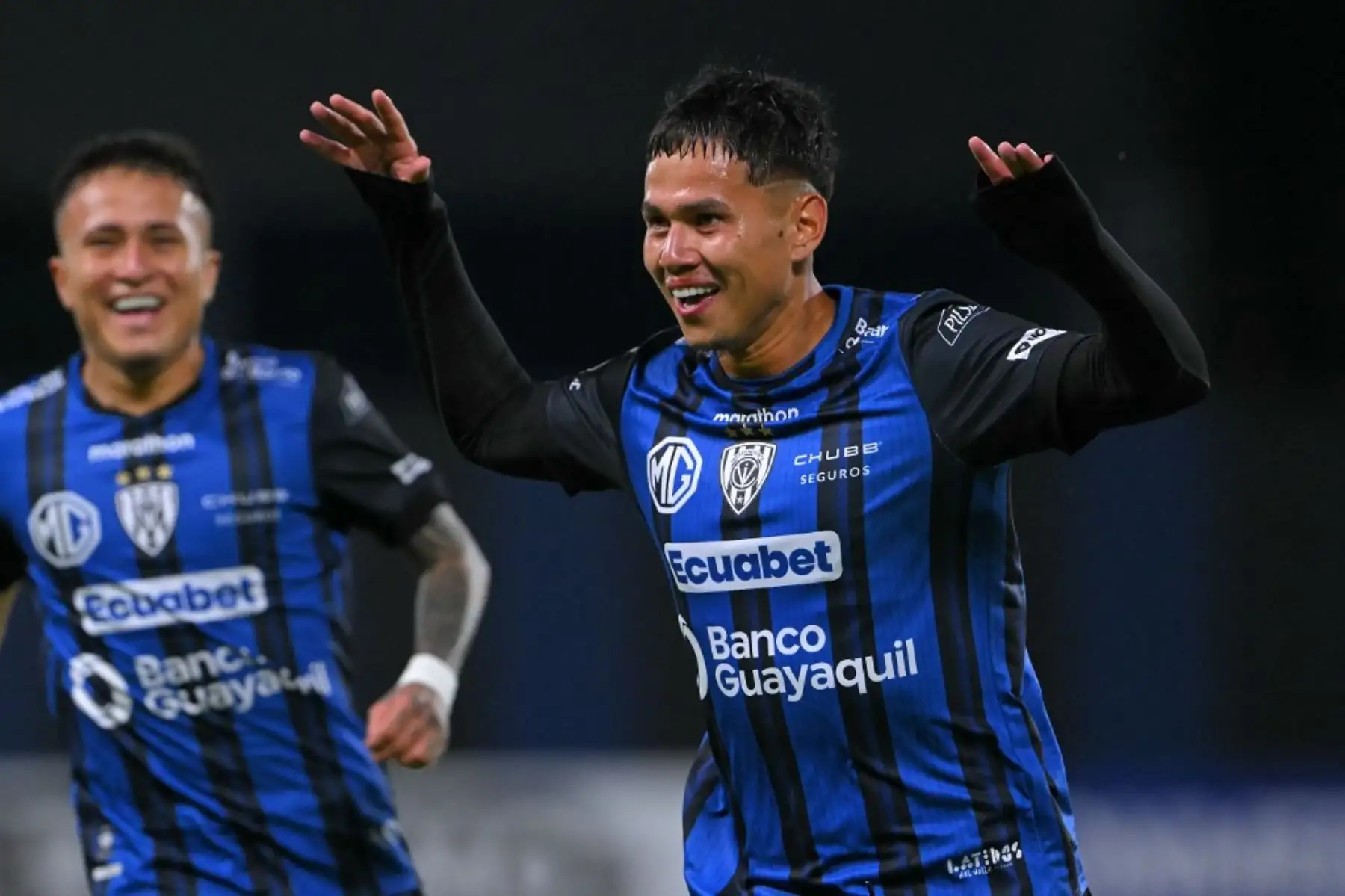 El mediocampista de Independiente del Valle, Jordy Alcivar, celebra el primer gol de su equipo durante el partido de fútbol de la fase de grupos de la Copa Libertadores entre Independiente del Valle de Ecuador y Universitario de Perú en el estadio Banco Guayaquil en Quito, el 8 de abril de 2025. Foto: AFP