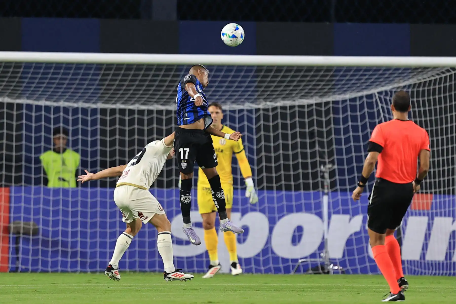 Arón Rodríguez de Independiente del Valle cabecea el balón durante el partido de la fase de grupos de la Copa Libertadores entre Independiente del Valle y Universitario de Perú en el estadio Banco Guayaquil en Quito, Ecuador. Foto: EFE