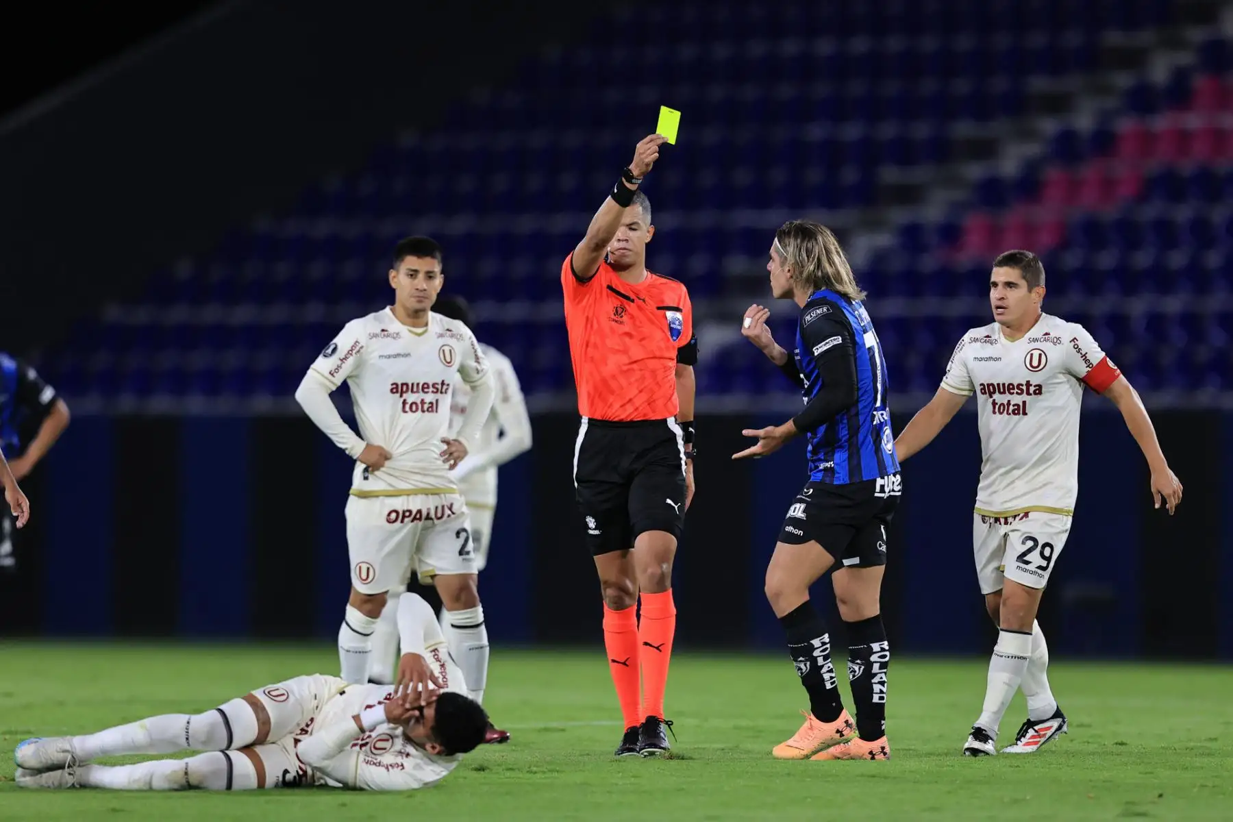 Claudio Spinelli de Independiente del Valle recibe tarjeta amarilla durante el partido de la fase de grupos de la Copa Libertadores entre Independiente del Valle y Universitario de Perú en el estadio Banco Guayaquil en Quito, Ecuador. Foto: EFE