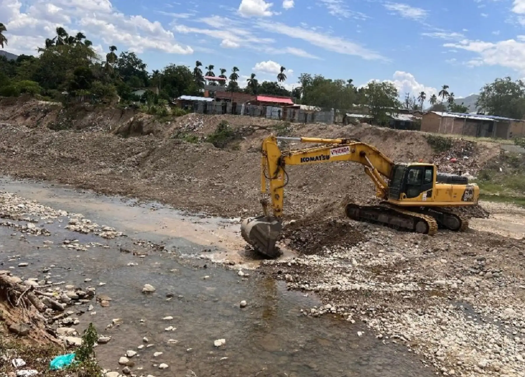 Un equipo del Ministerio de Vivienda ejecuta trabajos de reforzamiento de defensas ribereñas y de recuperación de 24 km de vías afectadas por lluvias intensas en la región Cajamarca. ANDINA/Difusión
