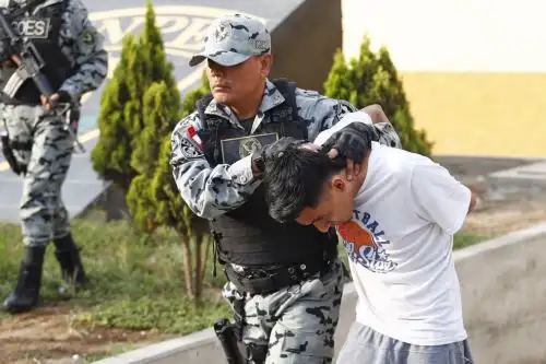 Cinco peligrosos internos del penal de Lurigancho son trasladados al penal de máxima seguridad de Challapalca, en la región Tacna, quienes eran integrantes de las bandas los Pulpos y los Compadres, y están procesados por los delitos de extorsión, sicariato y organización criminal, entre otros. Foto: ANDINA/Daniel Bracamonte.