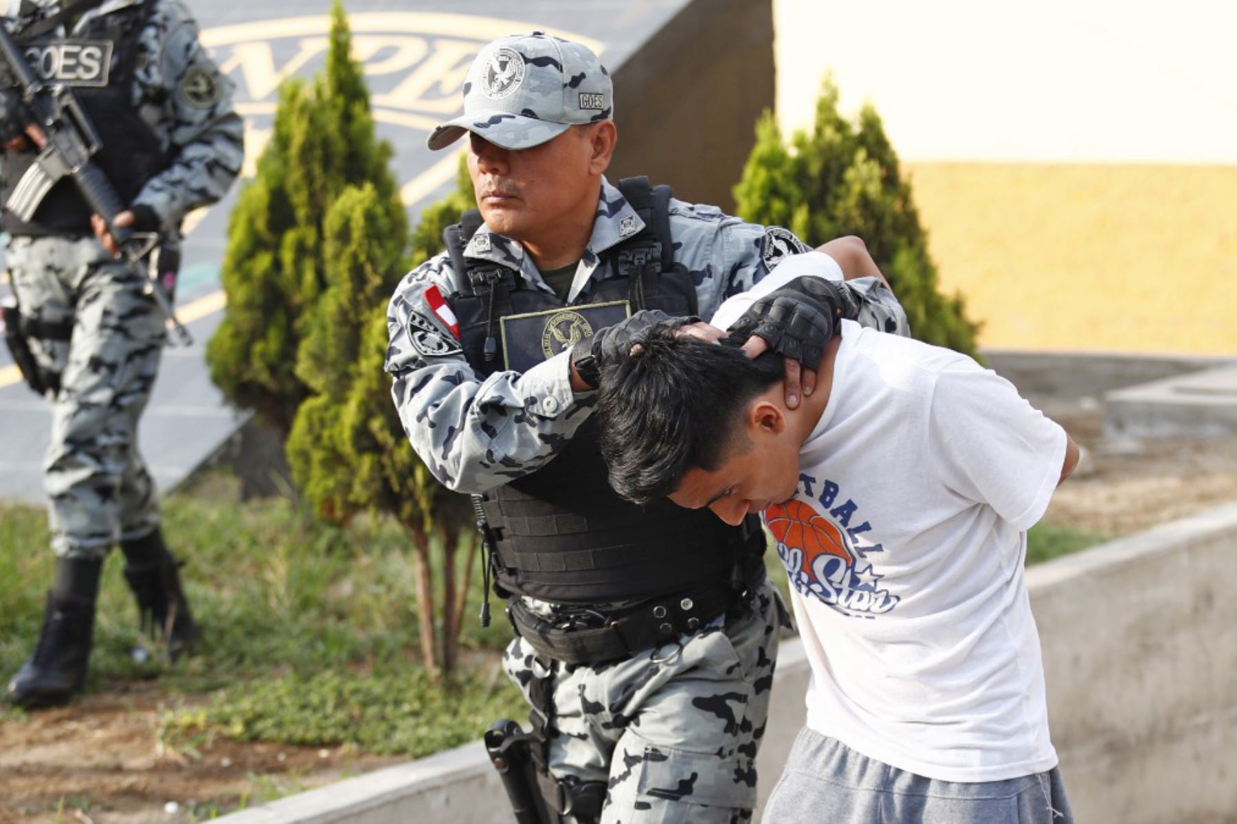 Cinco peligrosos internos del penal de Lurigancho son trasladados al penal de máxima seguridad de Challapalca, en la región Tacna, quienes eran integrantes de las bandas los Pulpos y los Compadres, y están procesados por los delitos de extorsión, sicariato y organización criminal, entre otros. Foto: ANDINA/Daniel Bracamonte.
