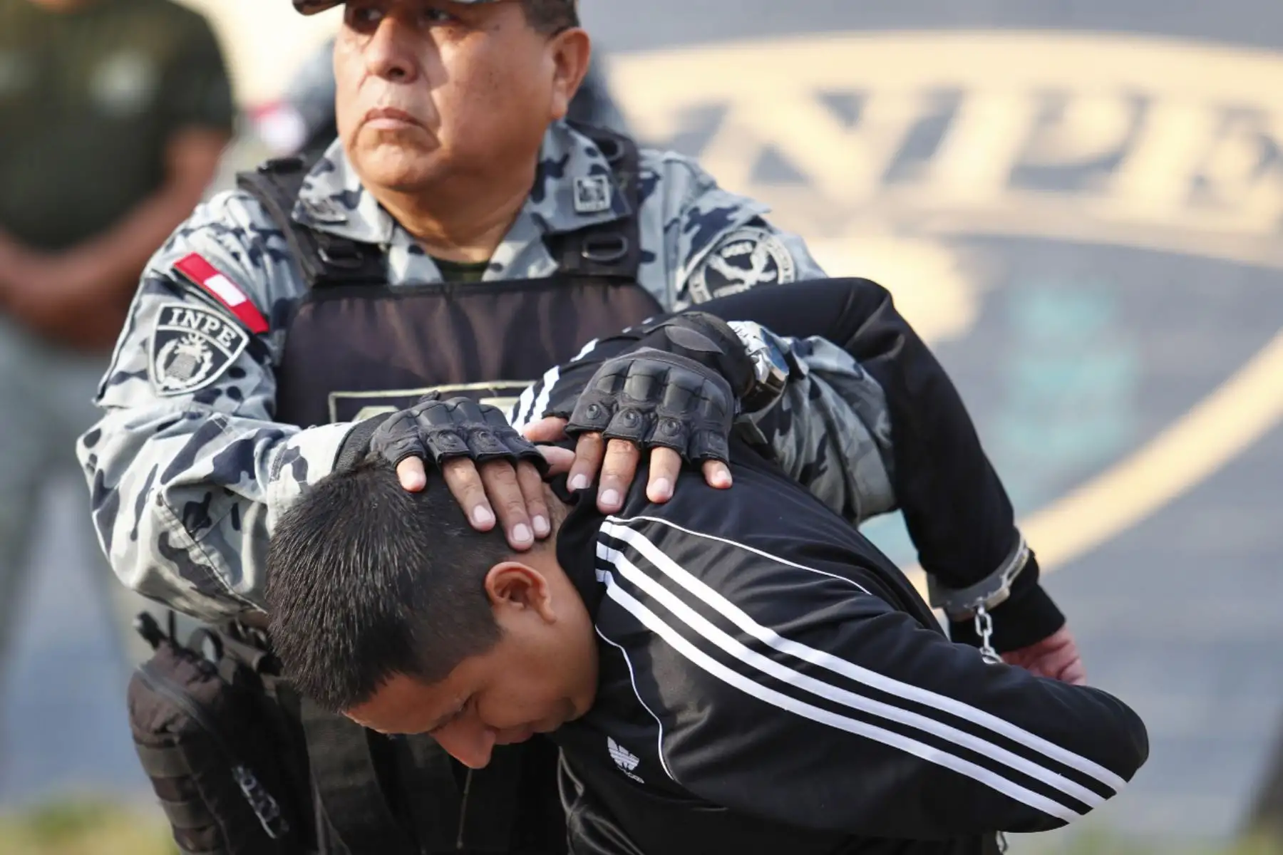 Cinco peligrosos internos del Penal de Lurigancho son trasladados al penal de máxima seguridad de Challapalca en la región Tacna, quienes eran integrantes de las bandas "Los Pulpos" y "Los Compadres", y están procesados por los delitos de extorsión, sicariato y organización criminal, entre otros. Foto: ANDINA/Daniel Bracamonte
