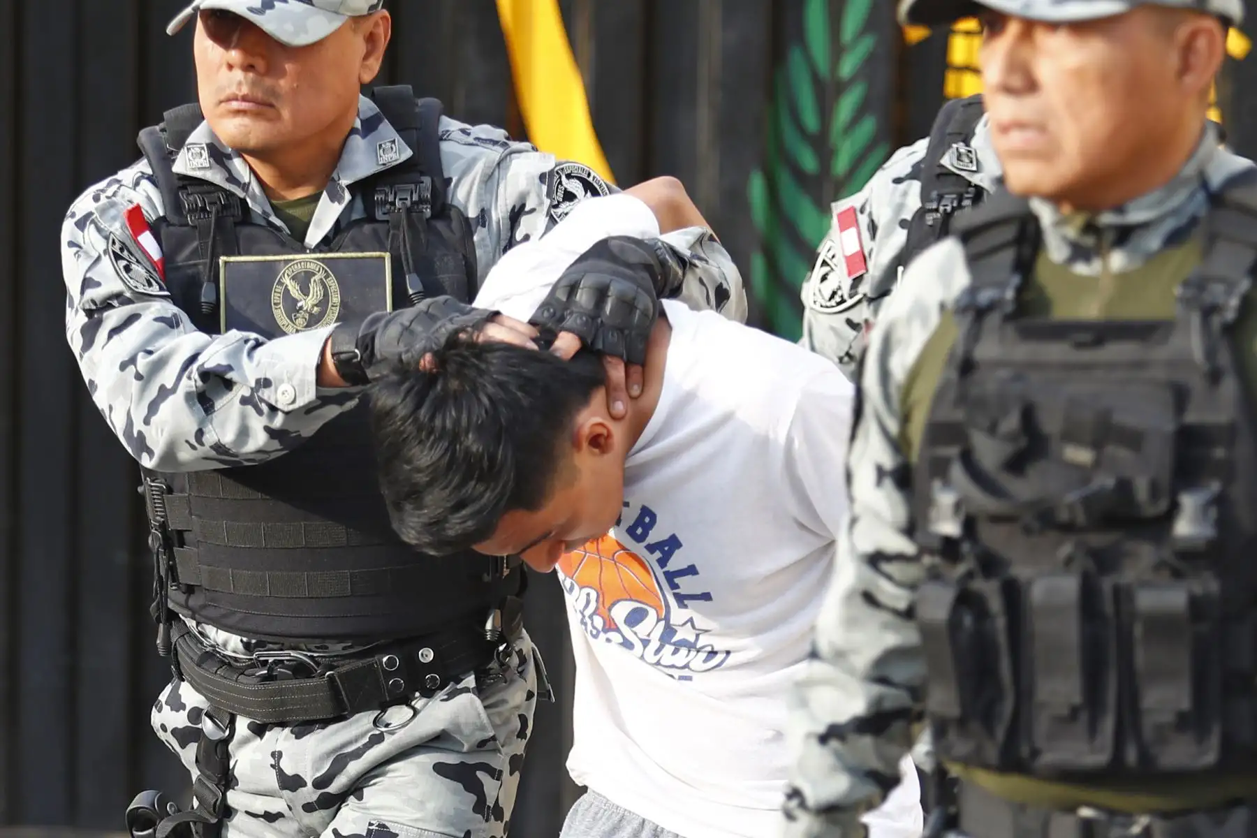 Cinco peligrosos internos del Penal de Lurigancho son trasladados al penal de máxima seguridad de Challapalca en la región Tacna, quienes eran integrantes de las bandas "Los Pulpos" y "Los Compadres", y están procesados por los delitos de extorsión, sicariato y organización criminal, entre otros. Foto: ANDINA/Daniel Bracamonte