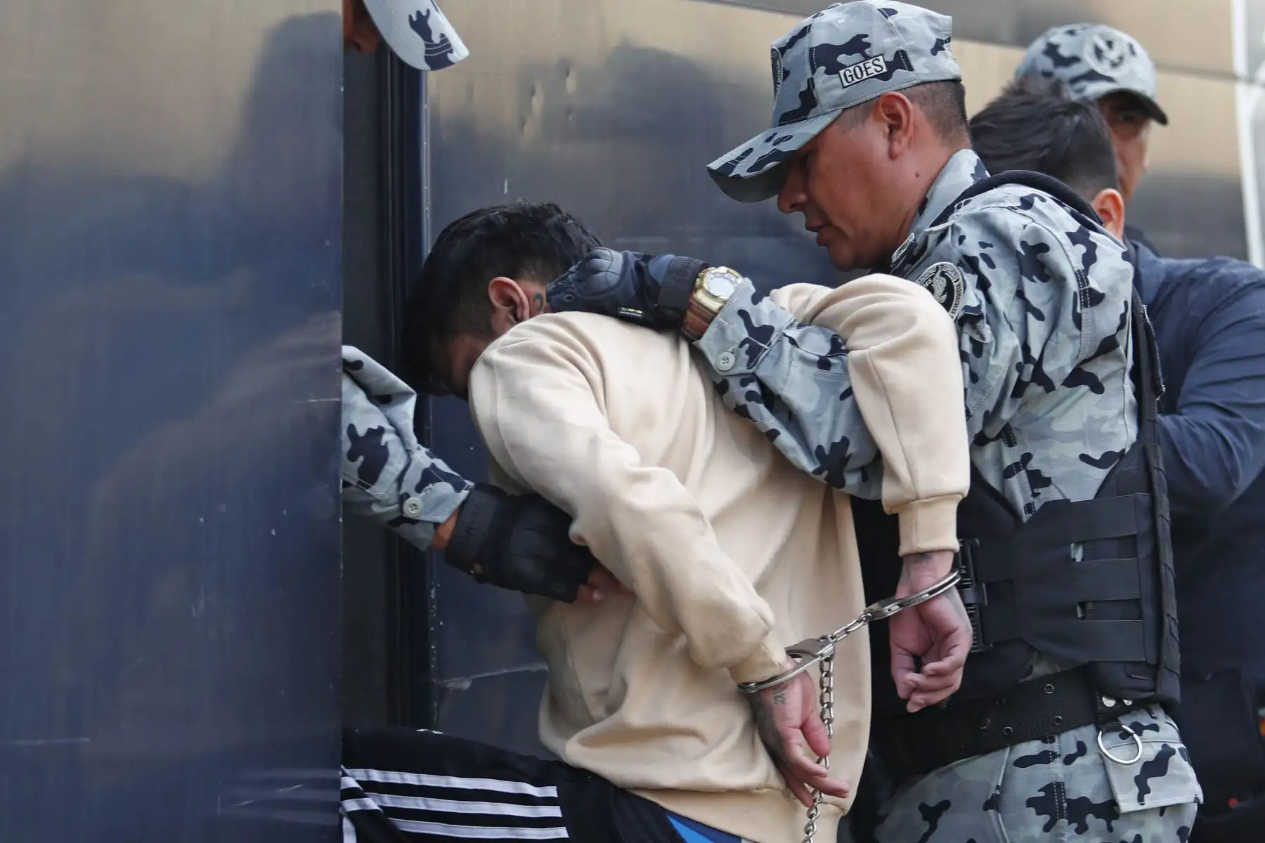 Cinco peligrosos internos del Penal de Lurigancho son trasladados al penal de máxima seguridad de Challapalca en la región Tacna, quienes eran integrantes de las bandas "Los Pulpos" y "Los Compadres", y están procesados por los delitos de extorsión, sicariato y organización criminal, entre otros. Foto: ANDINA/Daniel Bracamonte