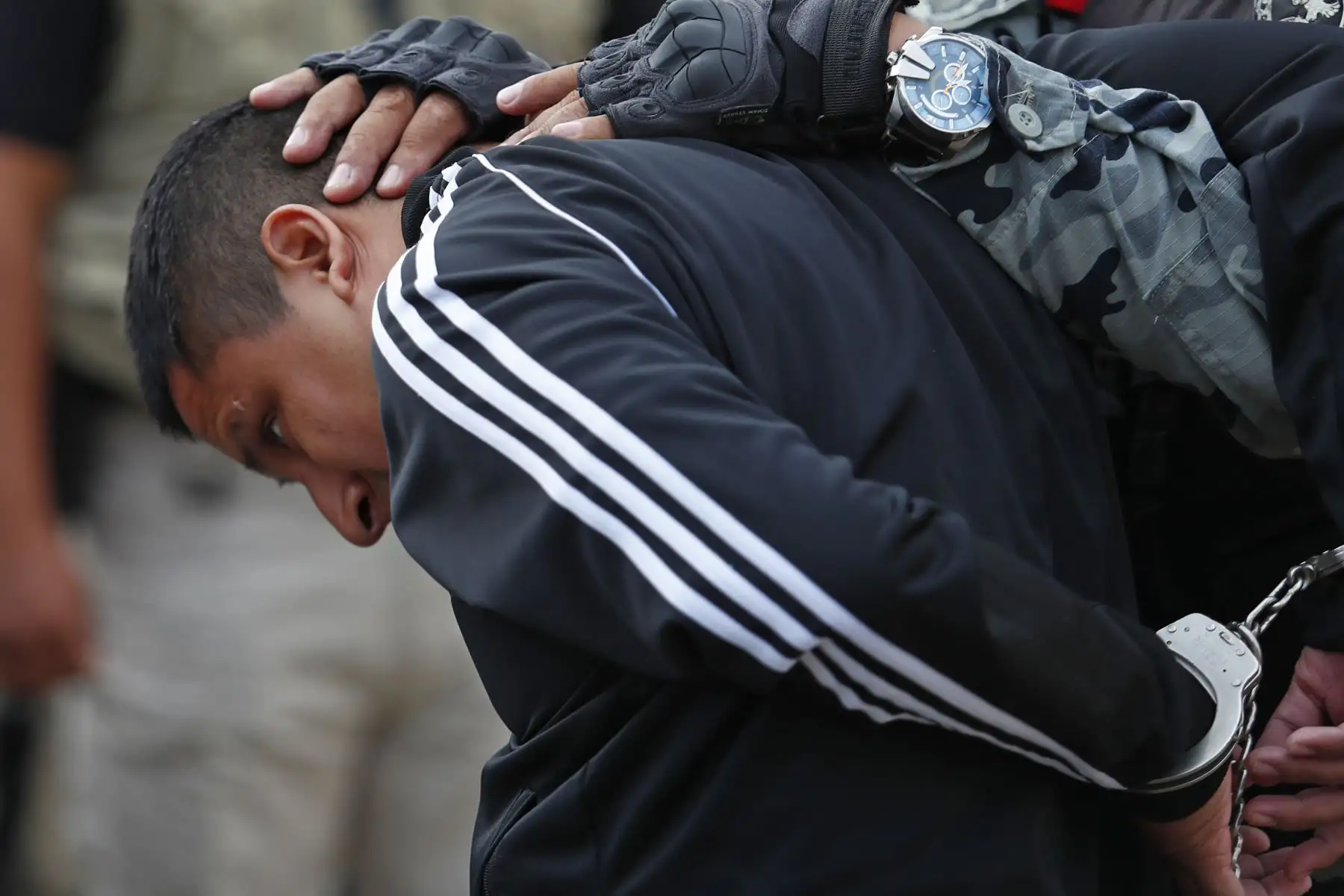 Cinco peligrosos internos del Penal de Lurigancho son trasladados al penal de máxima seguridad de Challapalca en la región Tacna, quienes eran integrantes de las bandas "Los Pulpos" y "Los Compadres", y están procesados por los delitos de extorsión, sicariato y organización criminal, entre otros. Foto: ANDINA/Daniel Bracamonte
