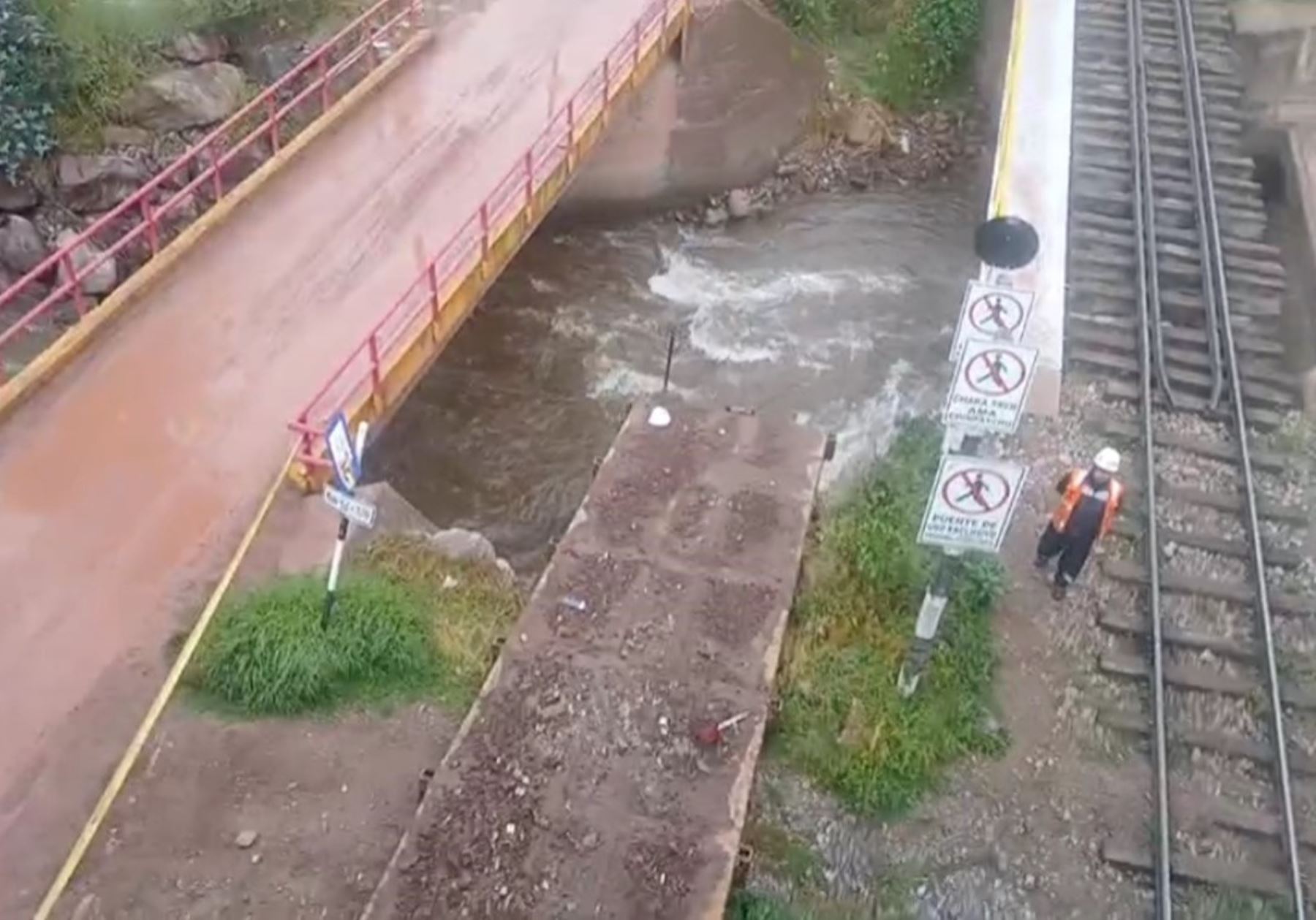 Familiares de trabajador de Peru Rail, Mario Condori García, pidieron iniciar su búsqueda luego de su desaparición después de caer al río Vilcanota tras sufrir un accidente cuando realizaba una maniobra cerca de la estación de Ollantaytambo, en Cusco. ANDINA/Difusión