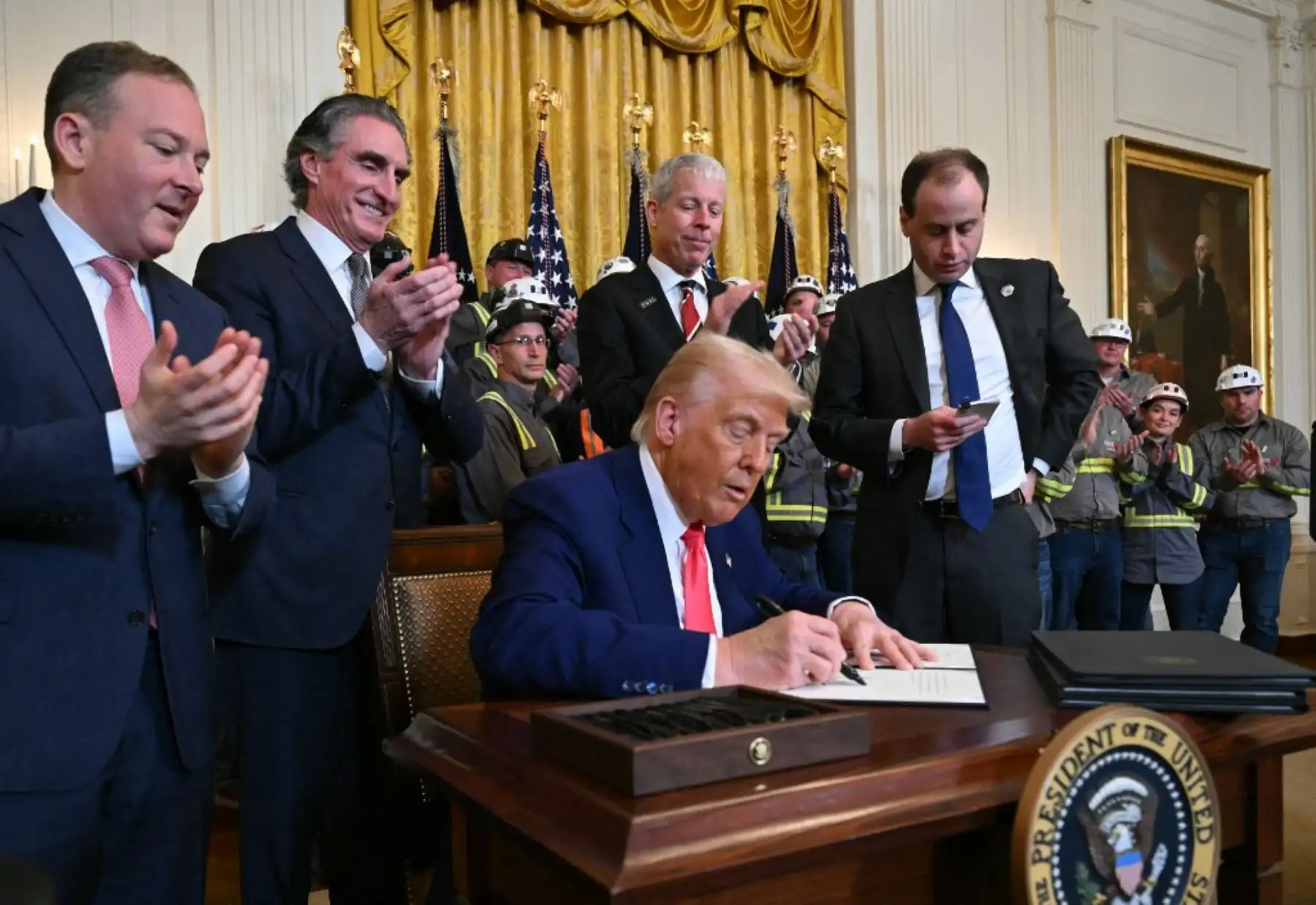 Trump agudizó el miércoles pasado su guerra comercial al anunciar el 10 % de aranceles para casi todos los países del mundo, mas gravámenes adicionales para algunas naciones y bloques comerciales, como la Unión Europea (UE), cuya tarifa total asciende al 20 %. Foto: AFP