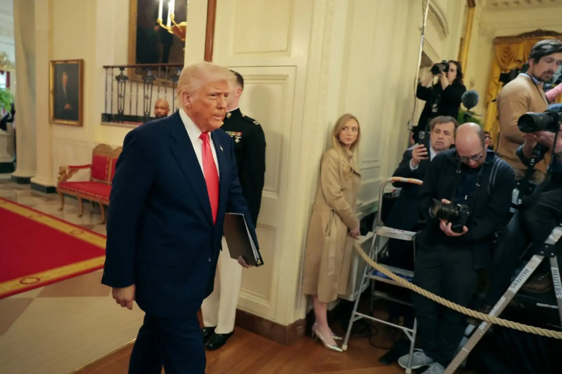 Trump se mofó el miércoles por la noche de las decenas de países que han contactado con la Casa Blanca para buscar una solución negociada a los aranceles. Foto: AFP