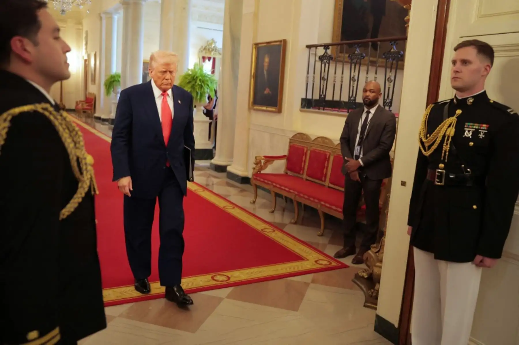 En cambio, subió la presión sobre China y elevó "con efecto inmediato" sus aranceles hasta el 125 % porque considera que Pekín cometió una "falta de respeto" al imponer gravámenes en represalia contra Estados Unidos. Foto: AFP